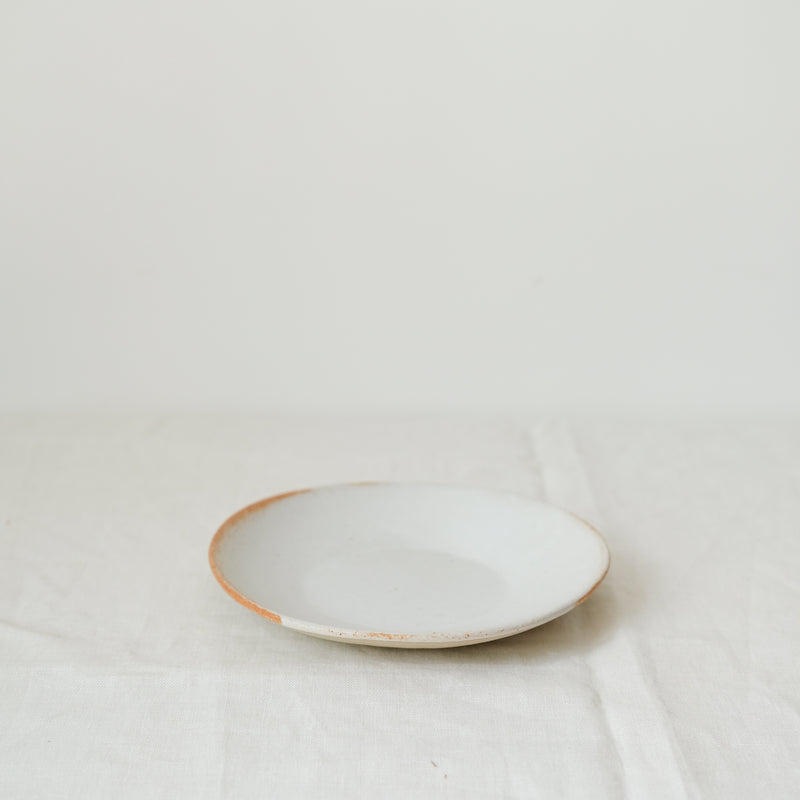 Assiette/coupelle en grès blanc par Albane Trollé chez Brutal Ceramics