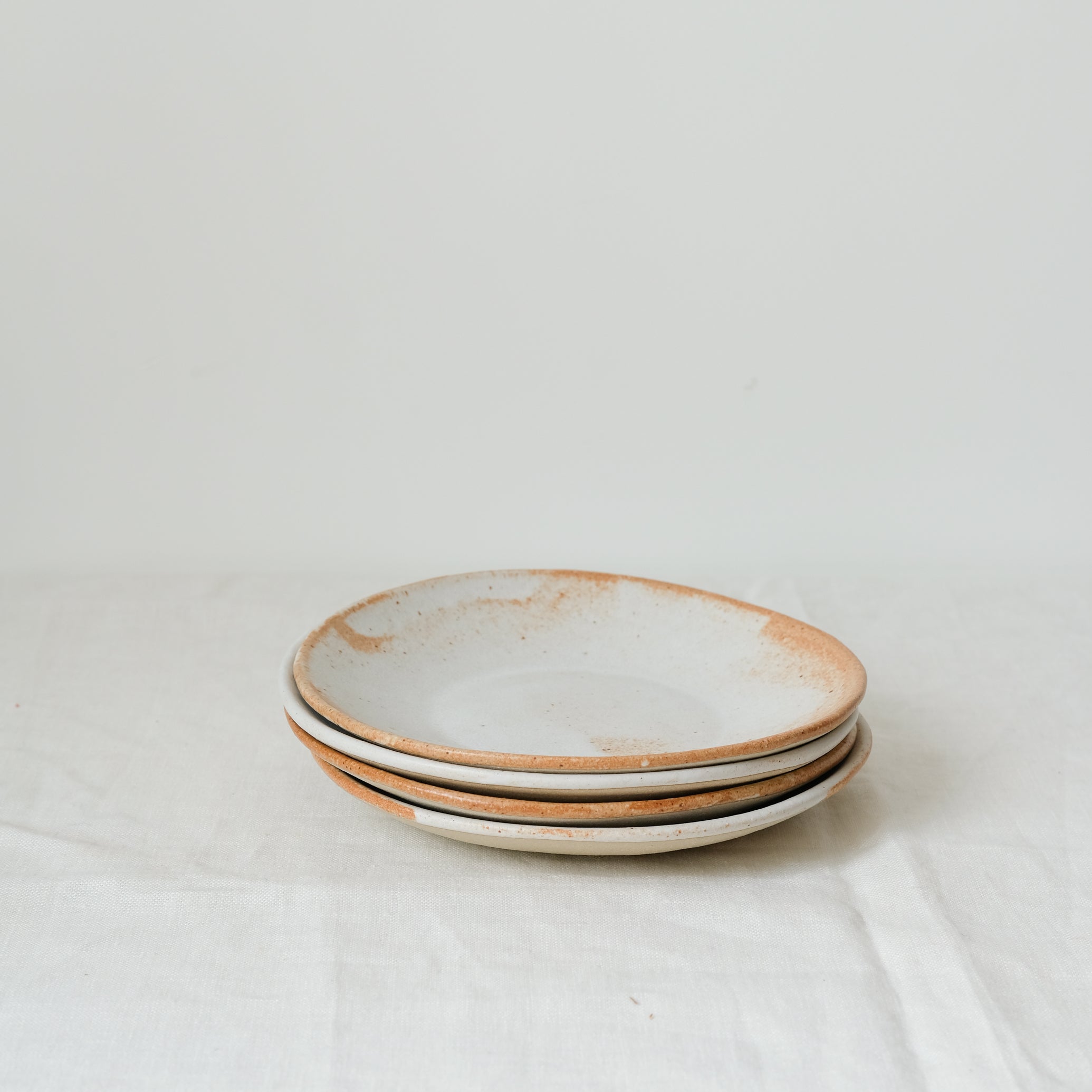 Assiette/coupelle en grès blanc par Albane Trollé chez Brutal Ceramics
