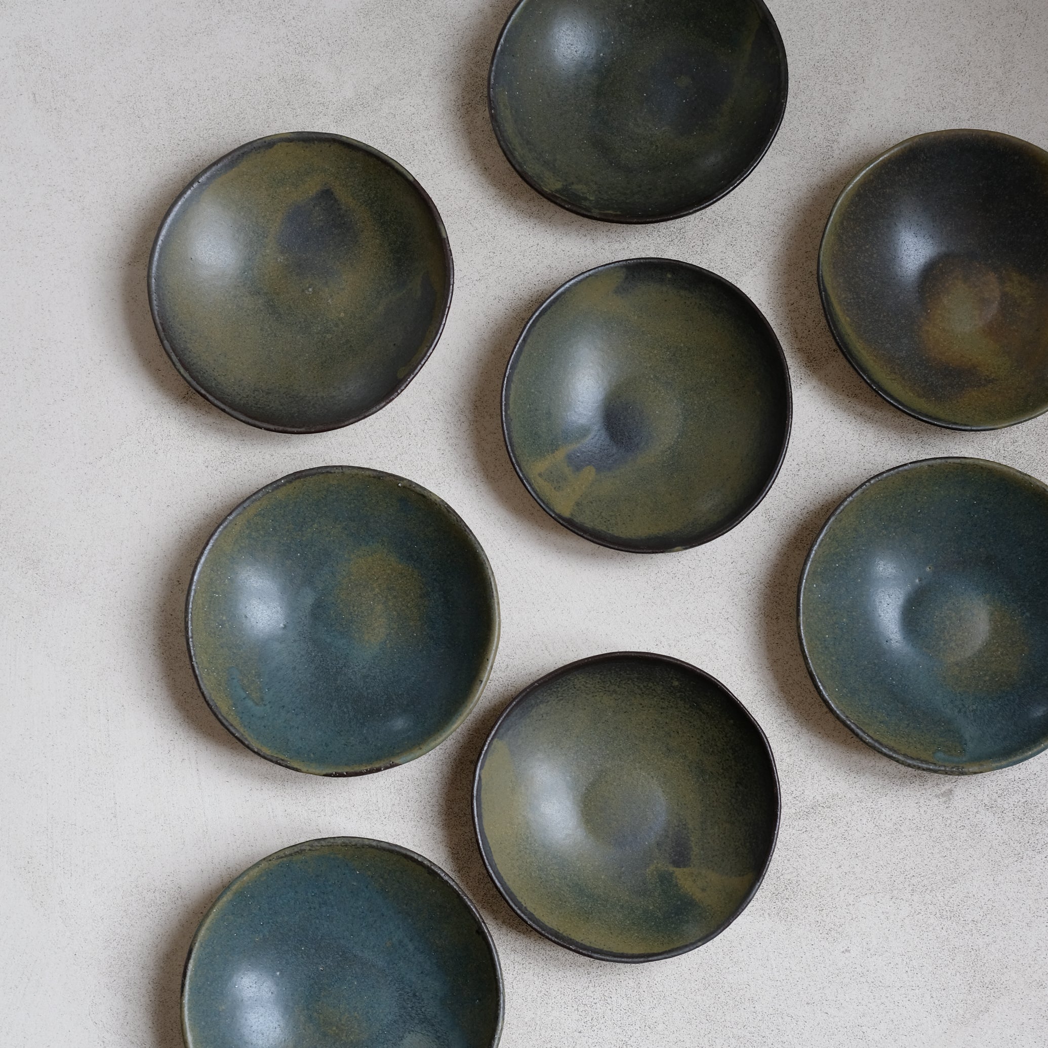 Assiette/coupelle en grès par Albane Trollé, kaki chez Brutal Ceramics
