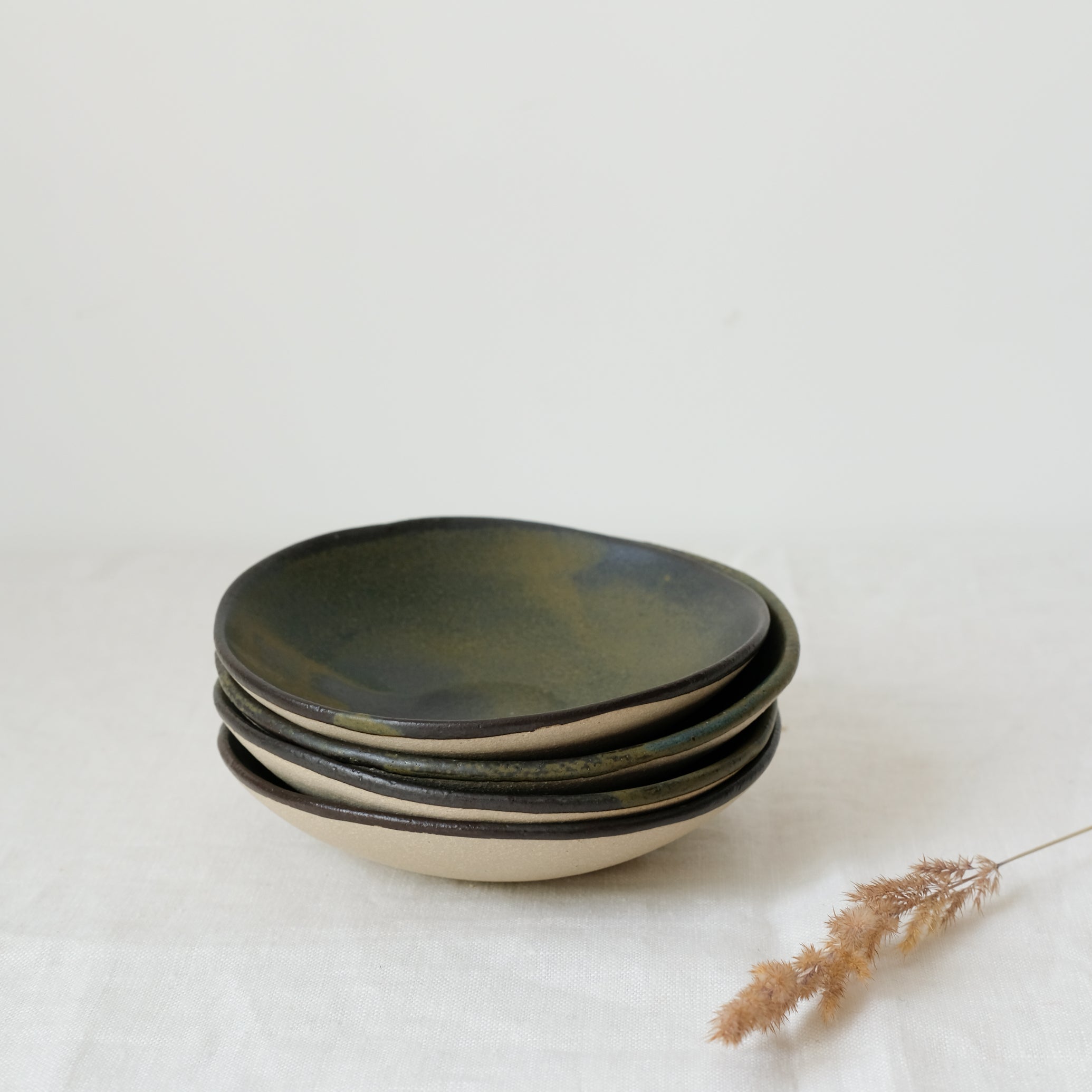 Assiette/coupelle en grès par Albane Trollé, kaki chez Brutal Ceramics