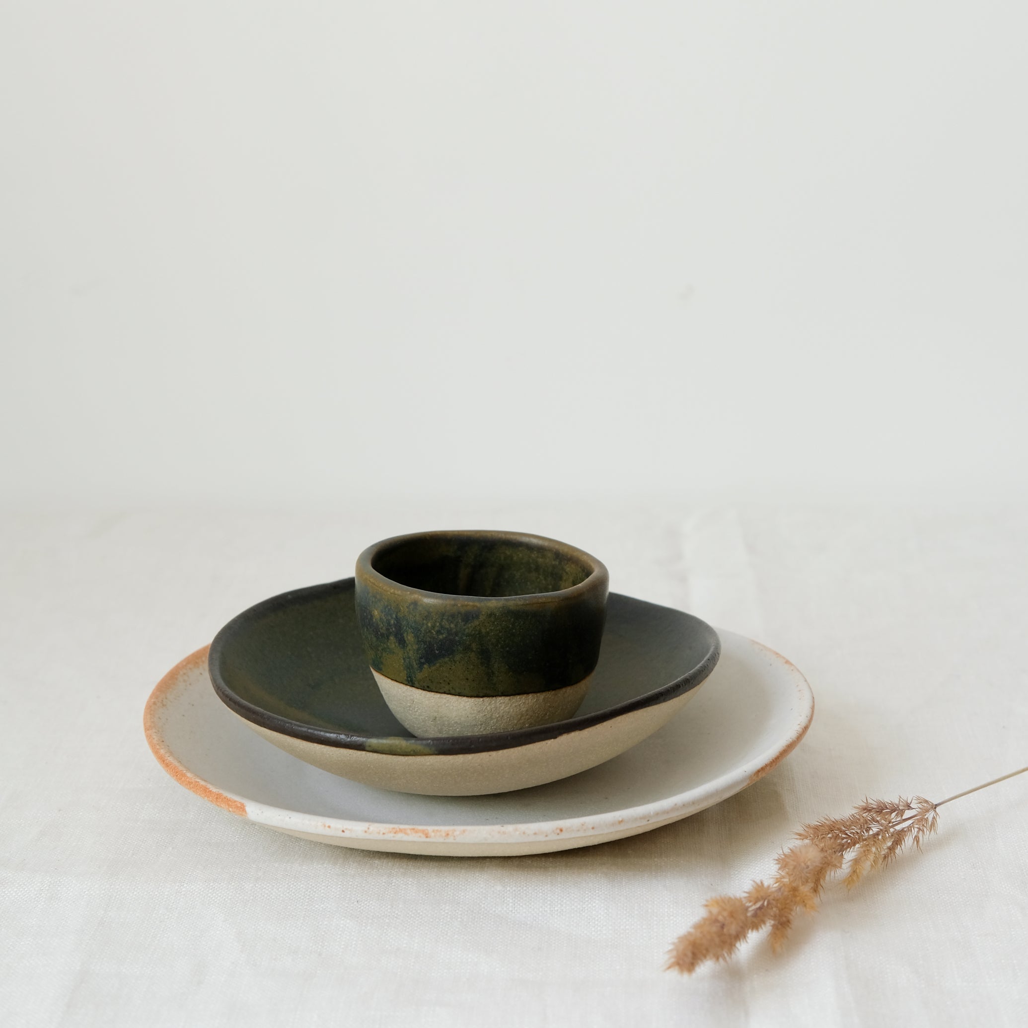 Assiette/coupelle en grès blanc par Albane Trollé chez Brutal Ceramics