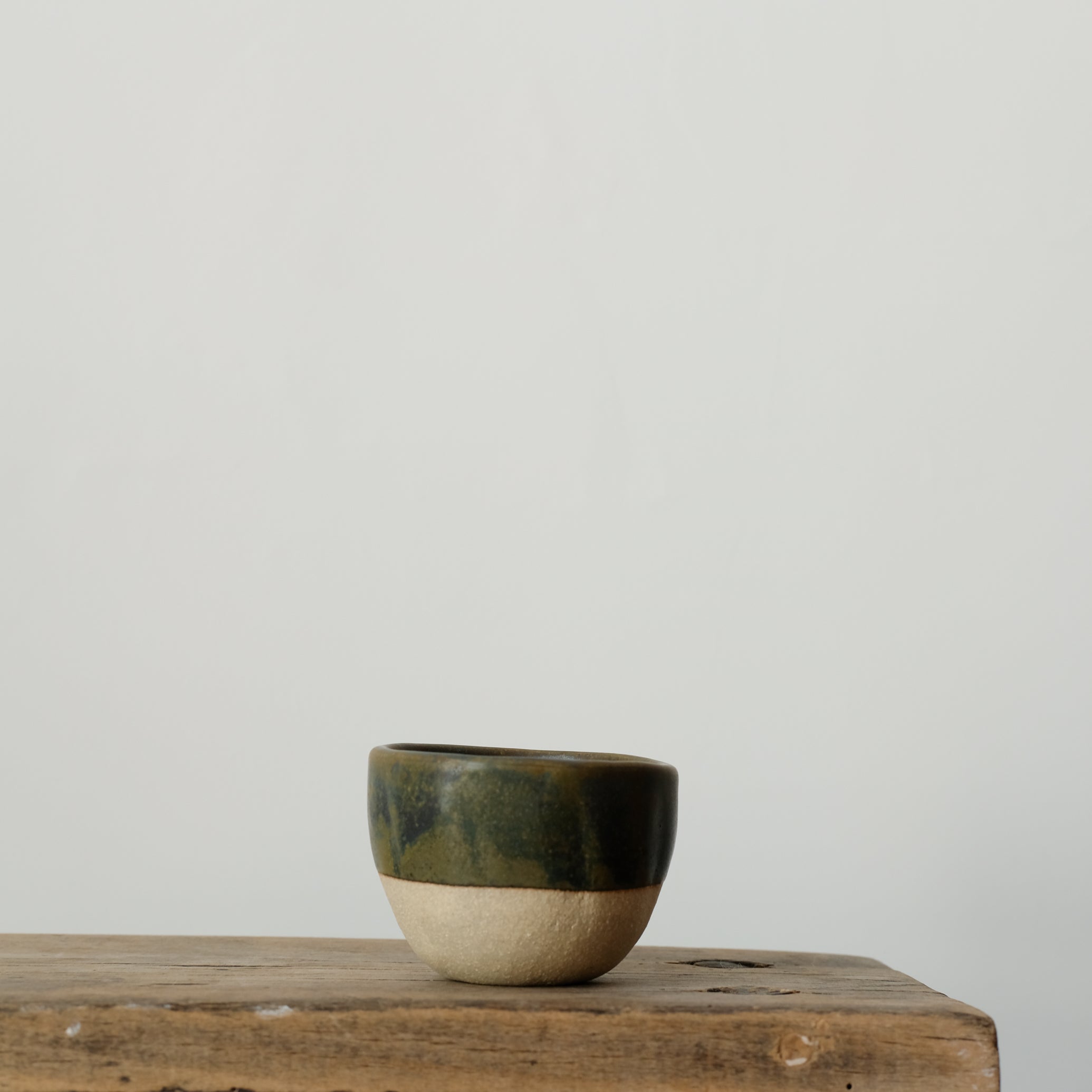Tasse à café en grès par Albane Trollé, kaki chez Brutal Ceramics