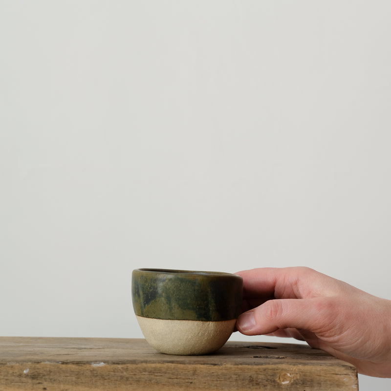 Tasse à café en grès par Albane Trollé, kaki chez Brutal Ceramics