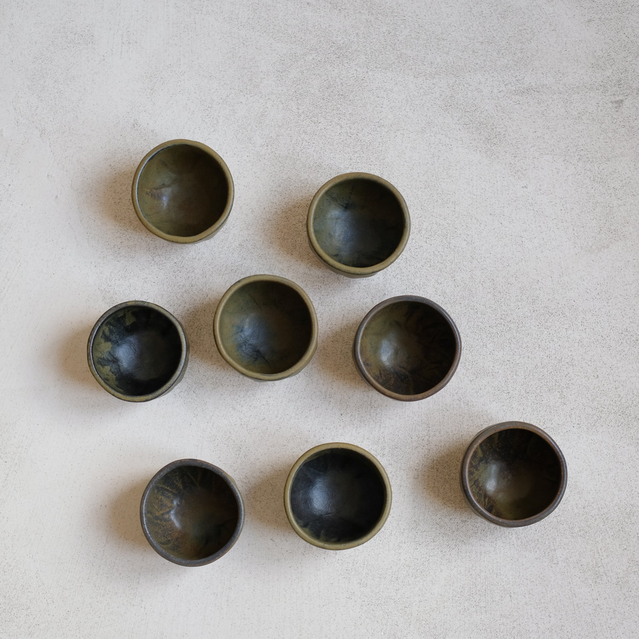 Tasse à café en grès par Albane Trollé, kaki chez Brutal Ceramics