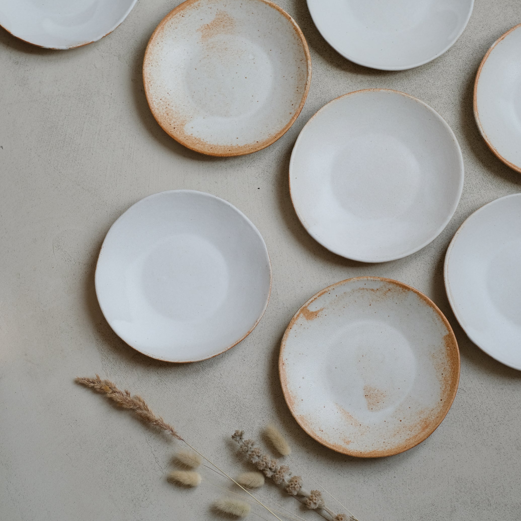 Assiette/coupelle en grès blanc par Albane Trollé chez Brutal Ceramics