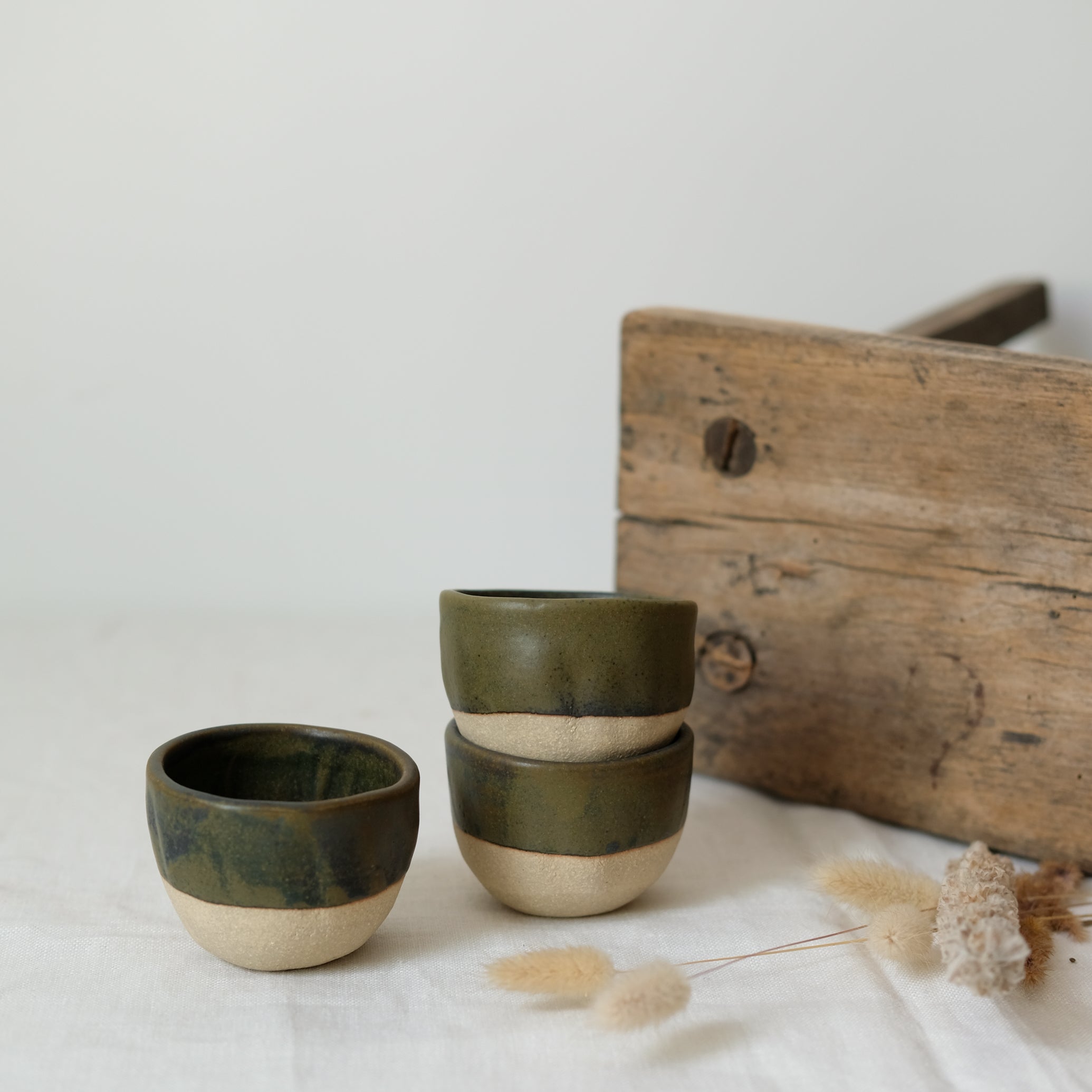 Tasse à café en grès par Albane Trollé, kaki chez Brutal Ceramics