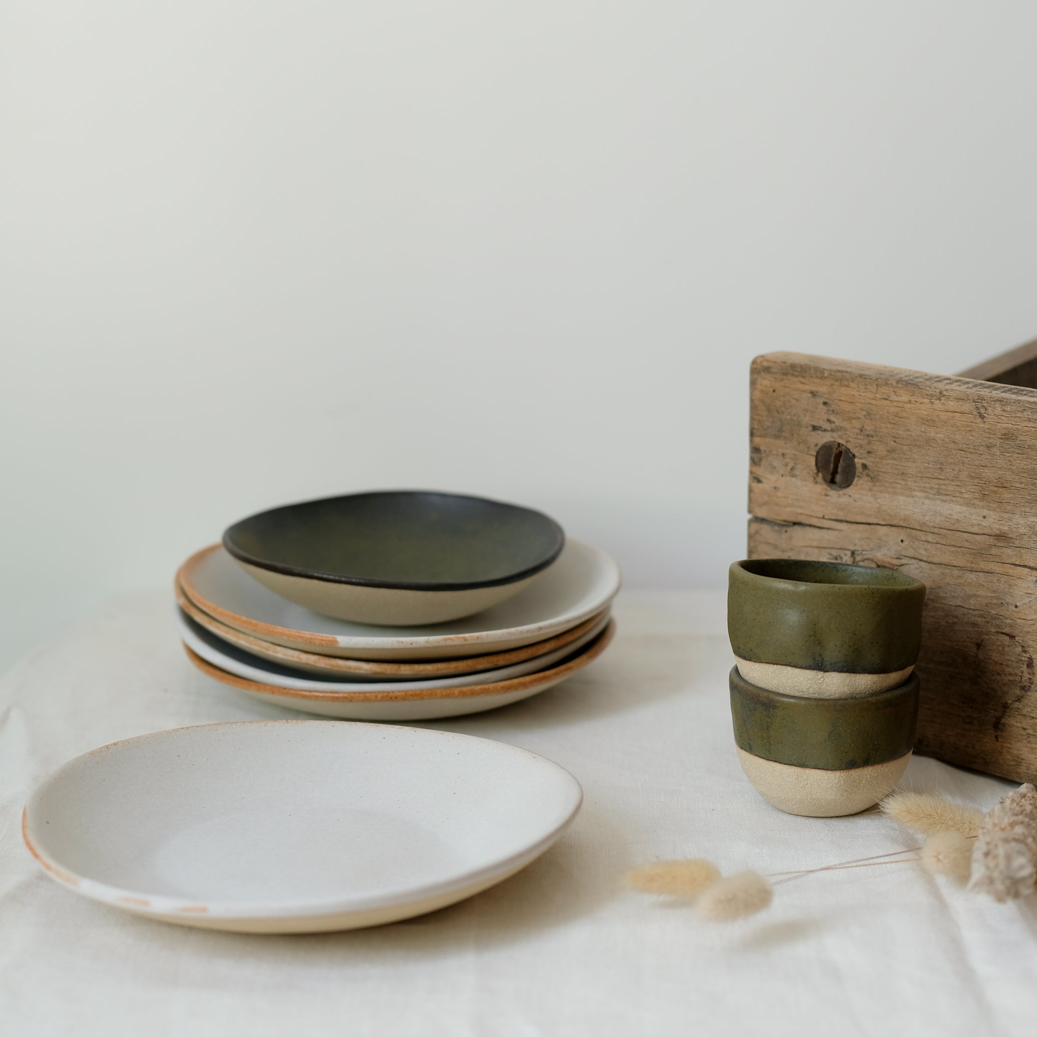 Assiette/coupelle en grès blanc par Albane Trollé chez Brutal Ceramics
