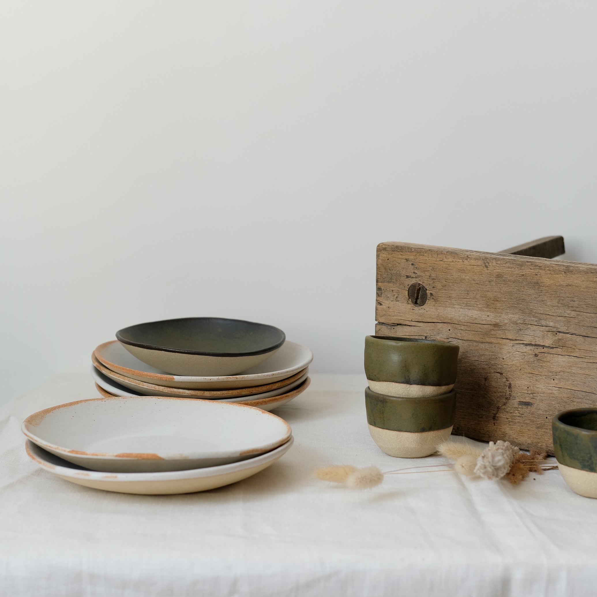 Tasse à café en grès par Albane Trollé, kaki chez Brutal Ceramics