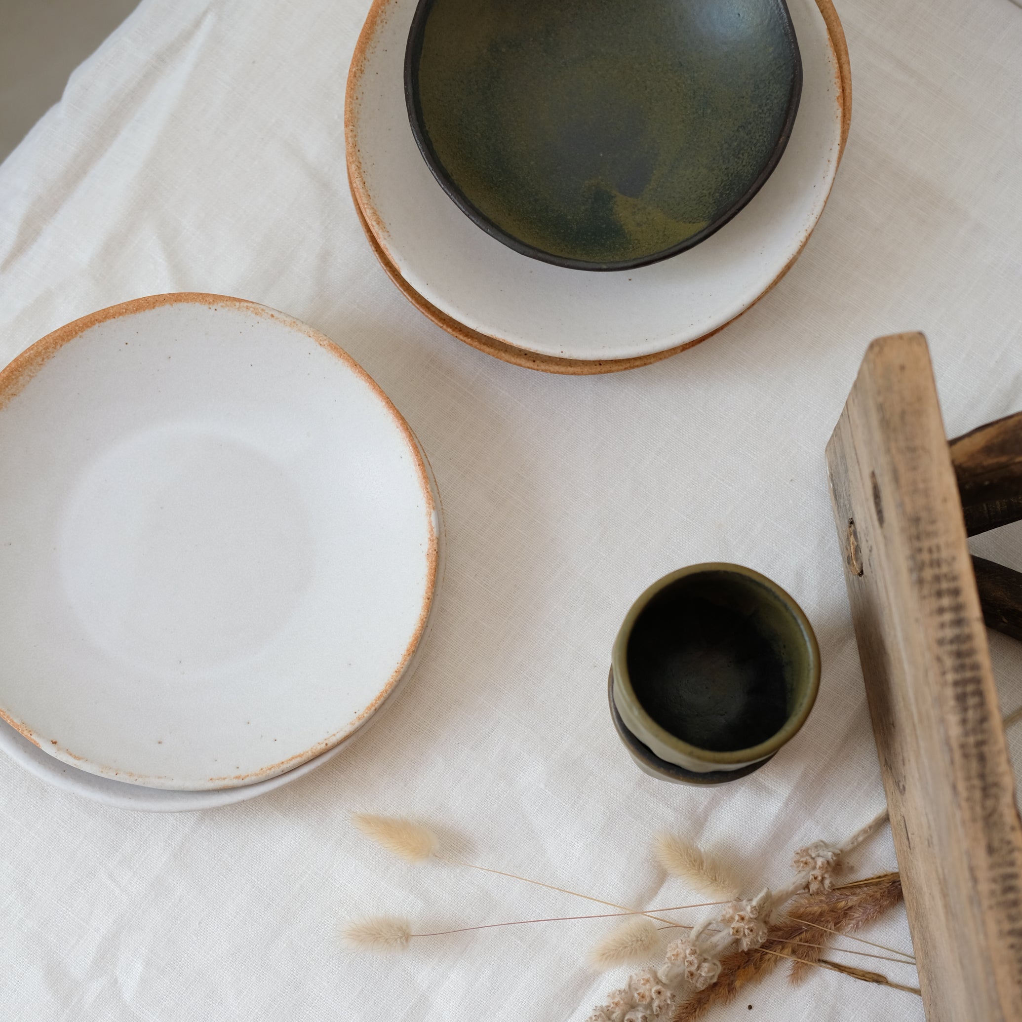 Assiette/coupelle en grès blanc par Albane Trollé chez Brutal Ceramics