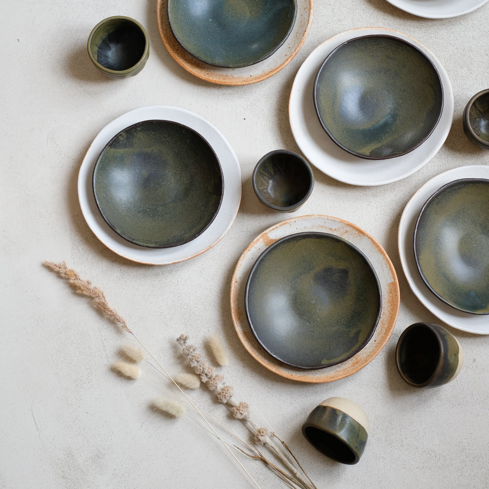 Assiette/coupelle en grès blanc par Albane Trollé chez Brutal Ceramics