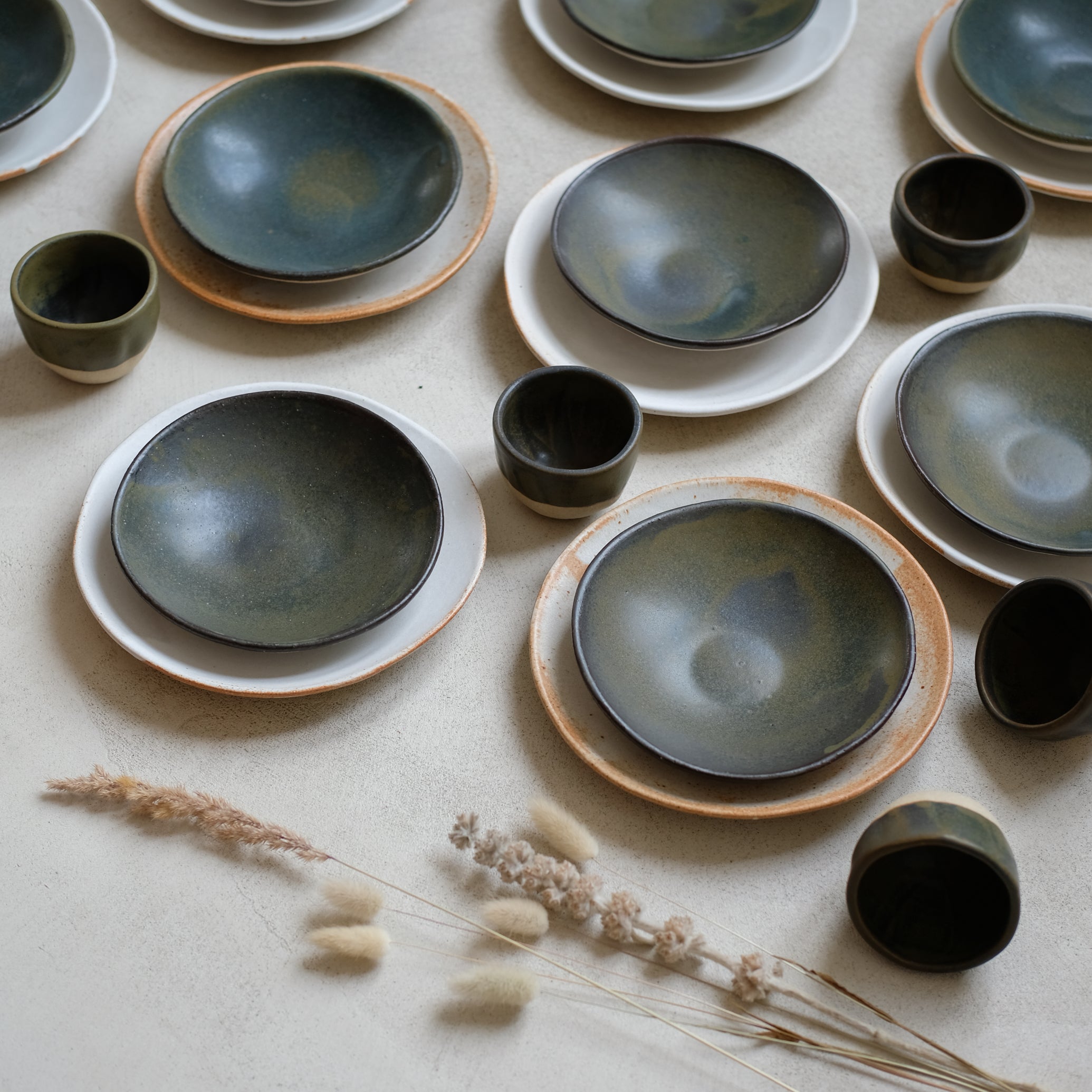Tasse à café en grès par Albane Trollé, kaki chez Brutal Ceramics