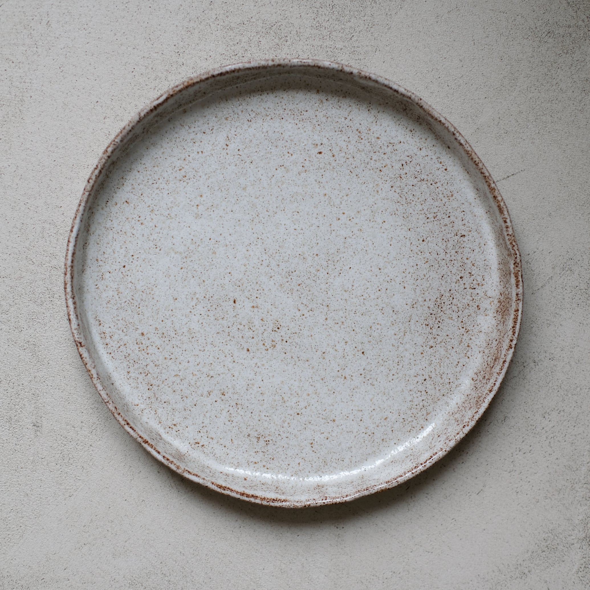 Assiette à bords droits d'Anne Marie Peters chez Brutal Ceramics