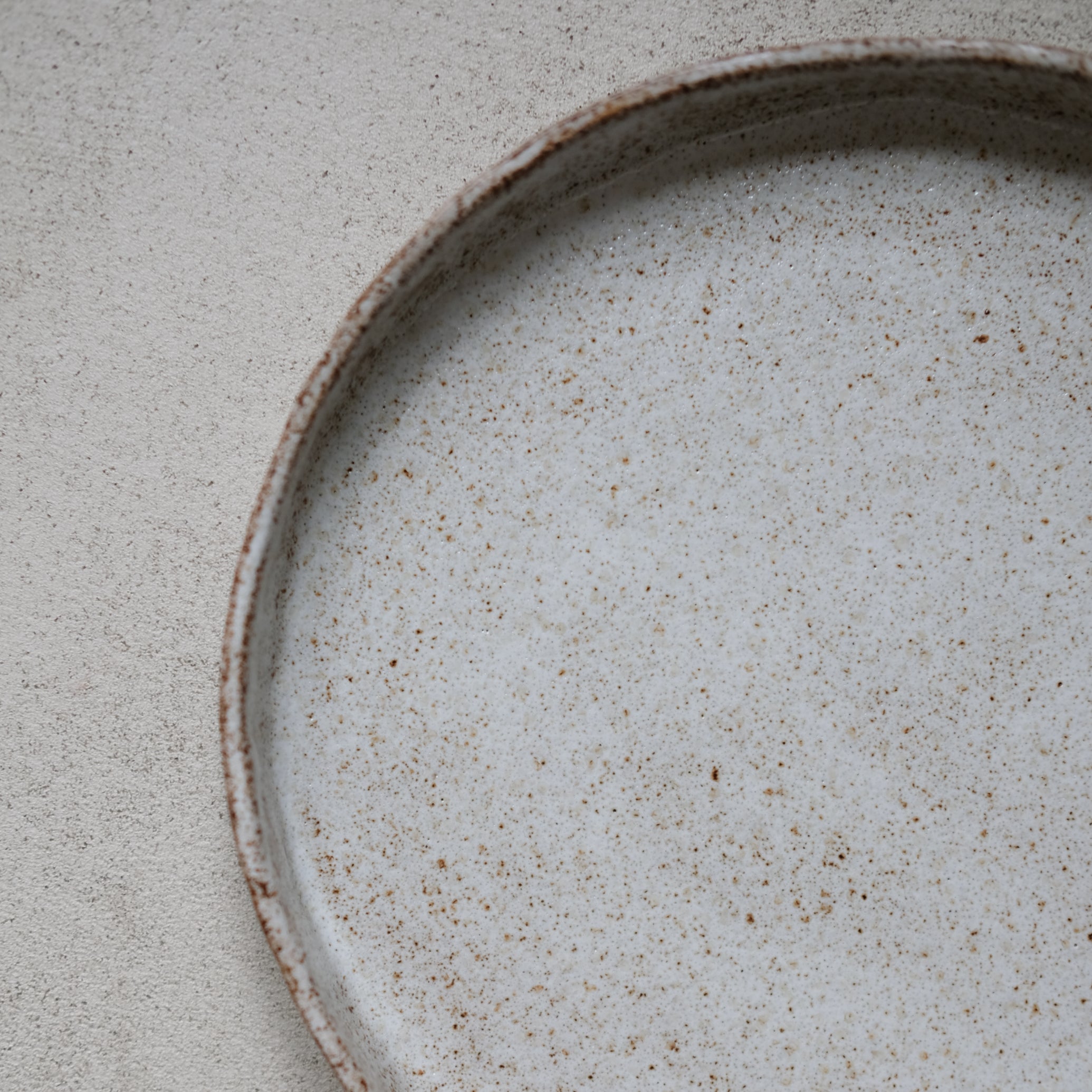 Assiette à bords droits d'Anne Marie Peters chez Brutal Ceramics