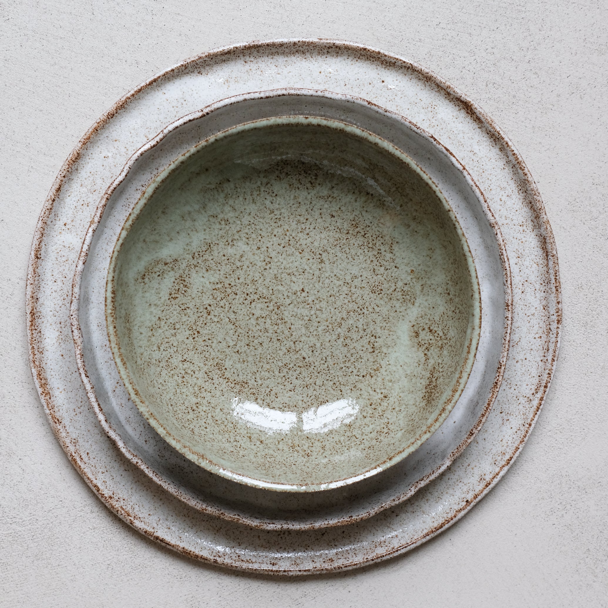 Assiette à bords droits d'Anne Marie Peters chez Brutal Ceramics