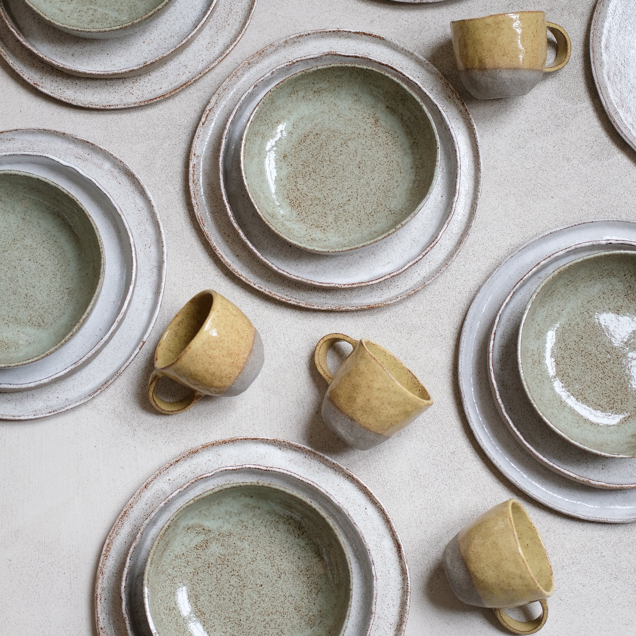 Assiette creuse vert sauge d'Anne Marie Peters chez Brutal