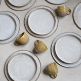 Assiette en grès gris, blanc moucheté d'Anne Marie Peters, Brutal Ceramics