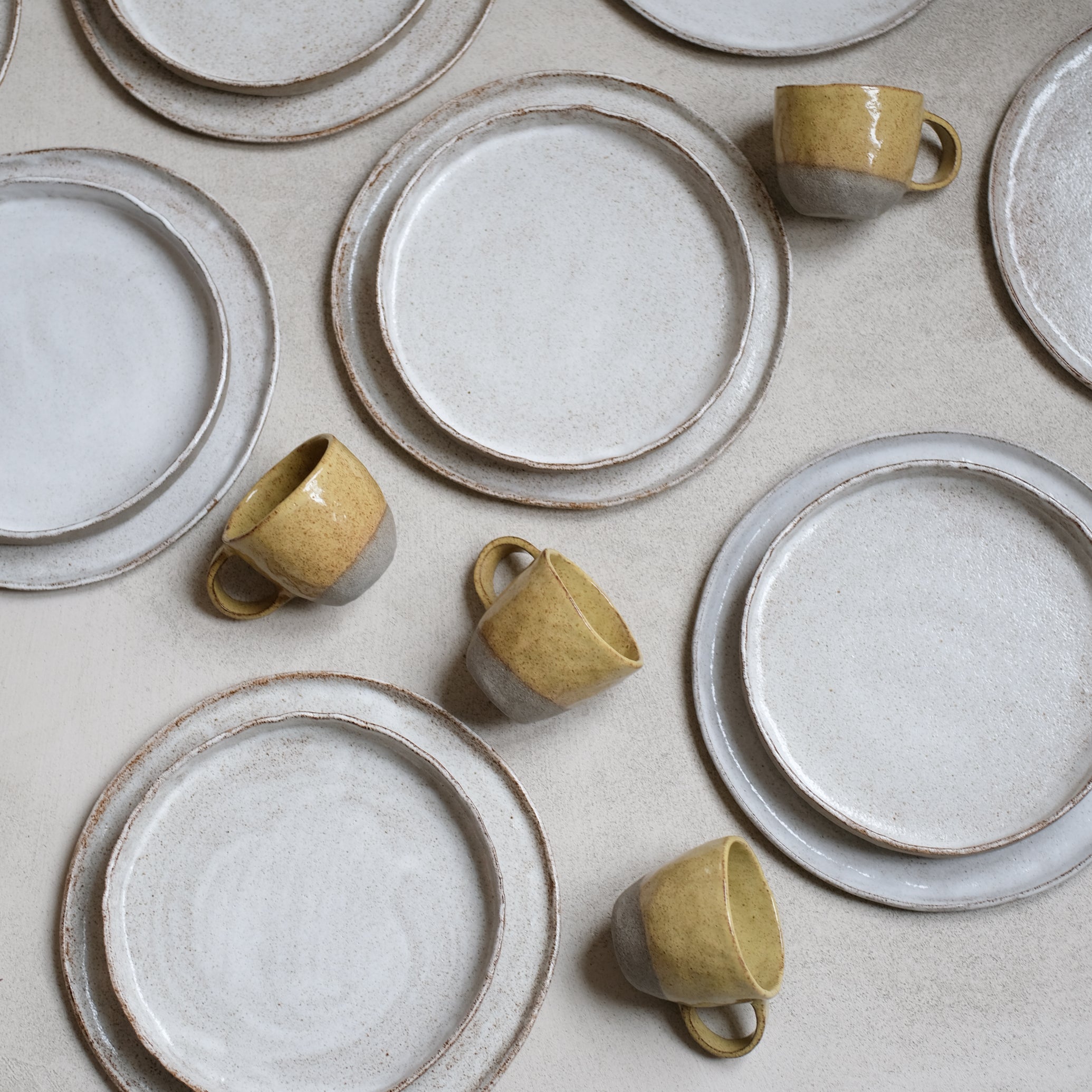 Tasse en grès Jaune ocre d'Anne Marie Peters chez Brutal Ceramics