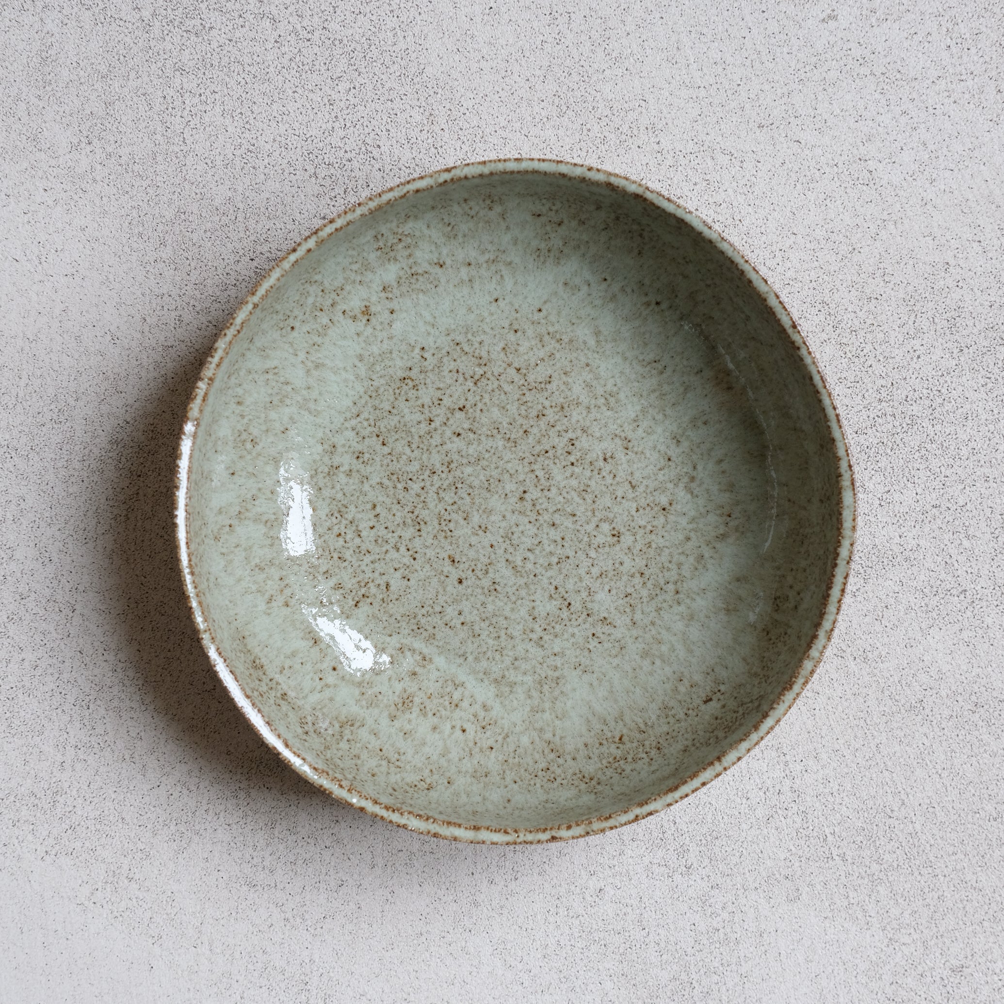 Assiette creuse vert sauge d'Anne Marie Peters chez Brutal