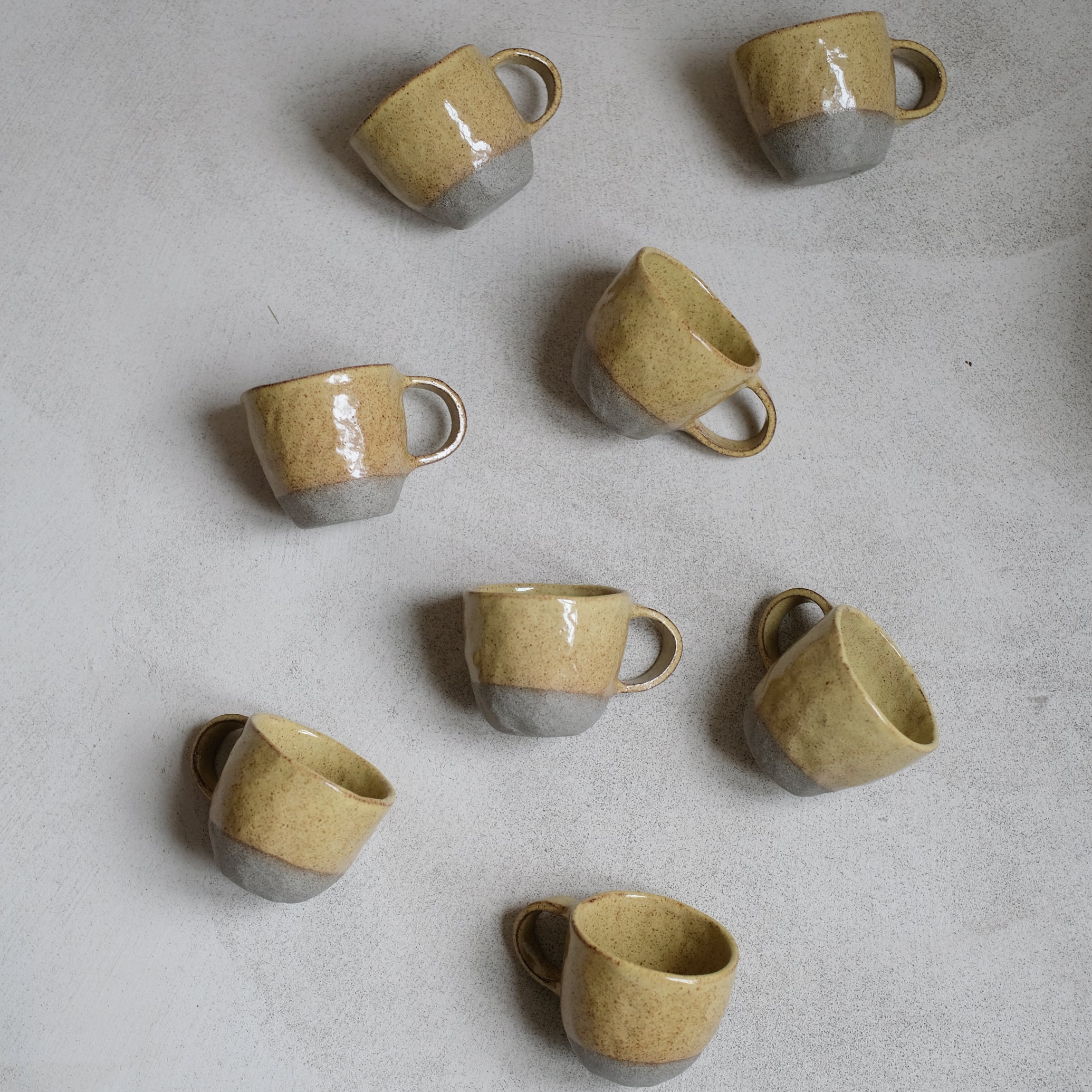 Tasse en grès Jaune ocre d'Anne Marie Peters chez Brutal Ceramics