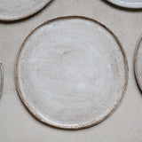 Assiette en grès gris, blanc moucheté d'Anne Marie Peters, Brutal