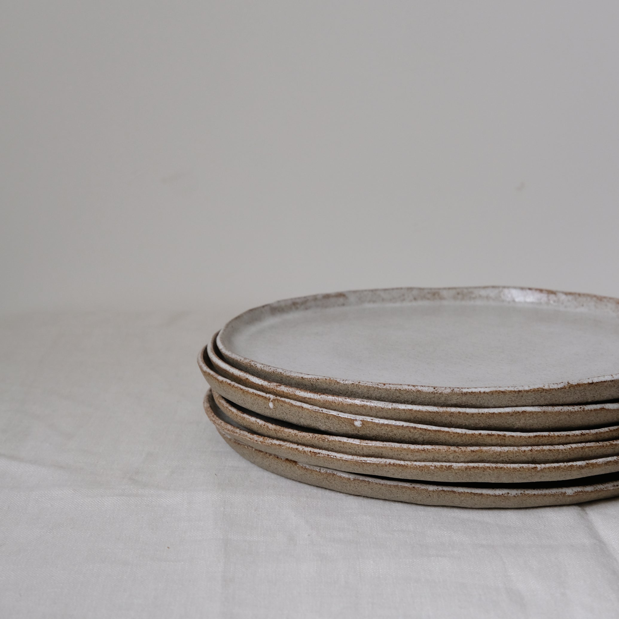 Assiette en grès gris, blanc moucheté d'Anne Marie Peters, Brutal Ceramics