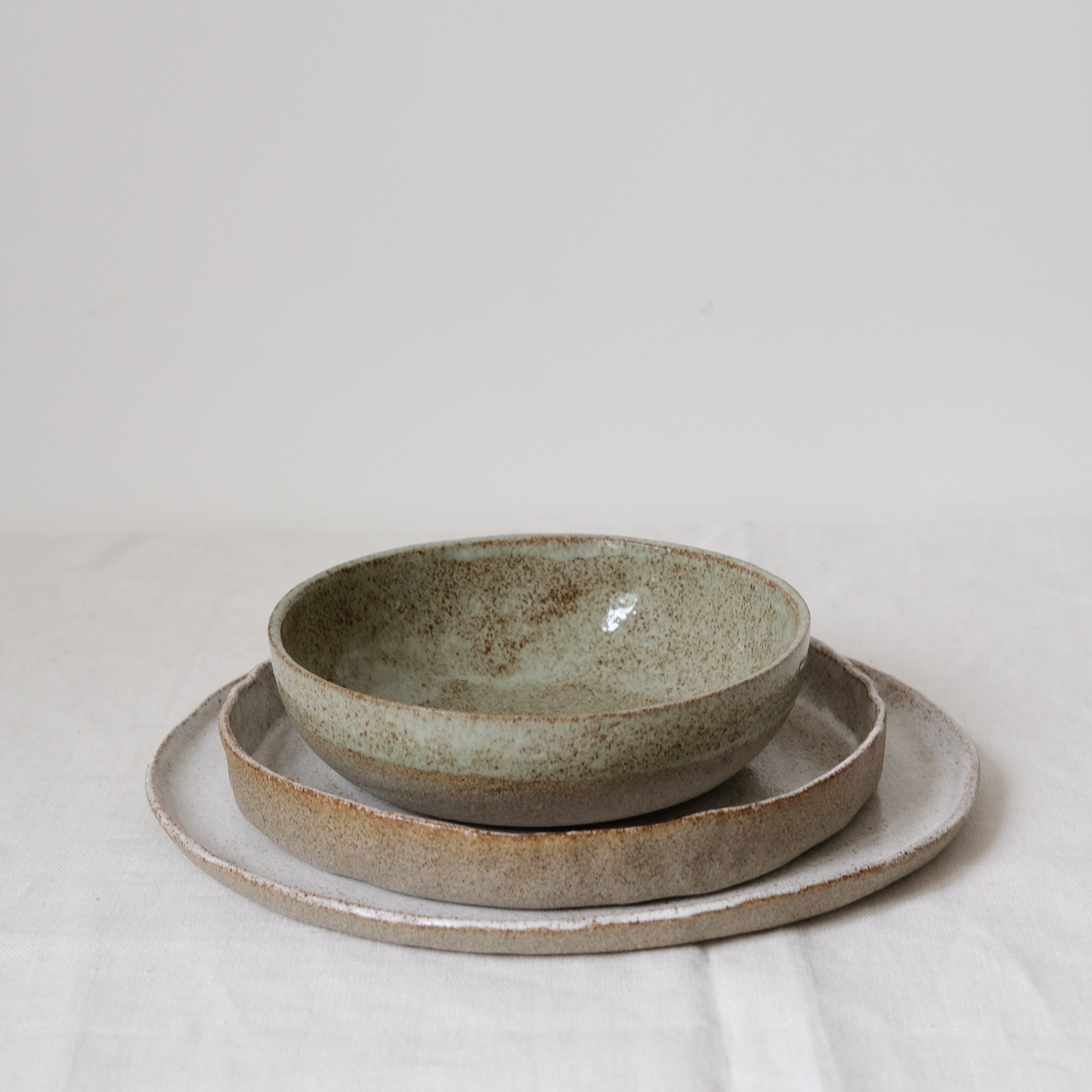 Assiette creuse vert sauge d'Anne Marie Peters chez Brutal
