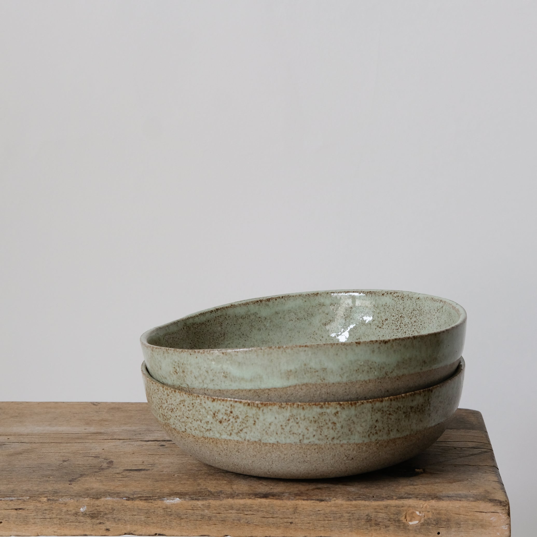 Assiette creuse vert sauge d'Anne Marie Peters chez Brutal Ceramics