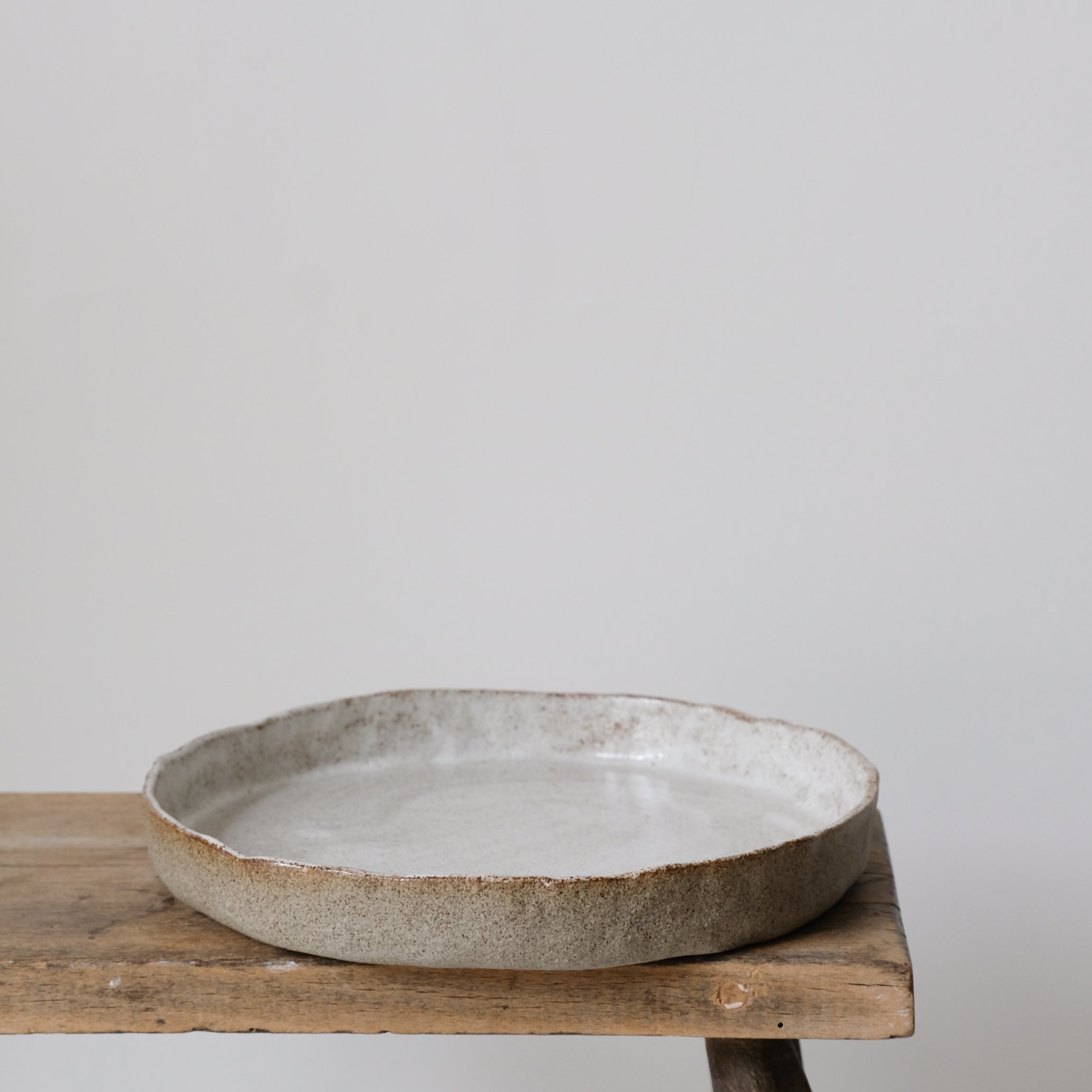 Assiette à bords droits d'Anne Marie Peters chez Brutal Ceramics