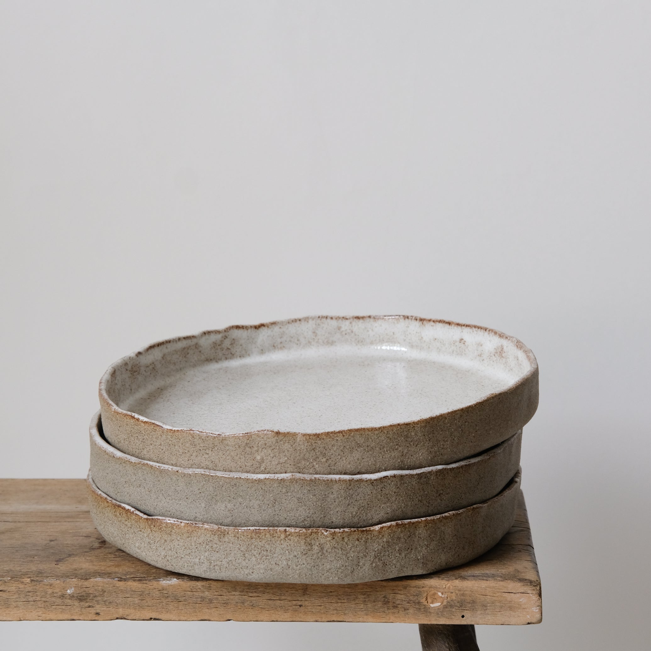 Assiette à bords droits d'Anne Marie Peters chez Brutal Ceramics