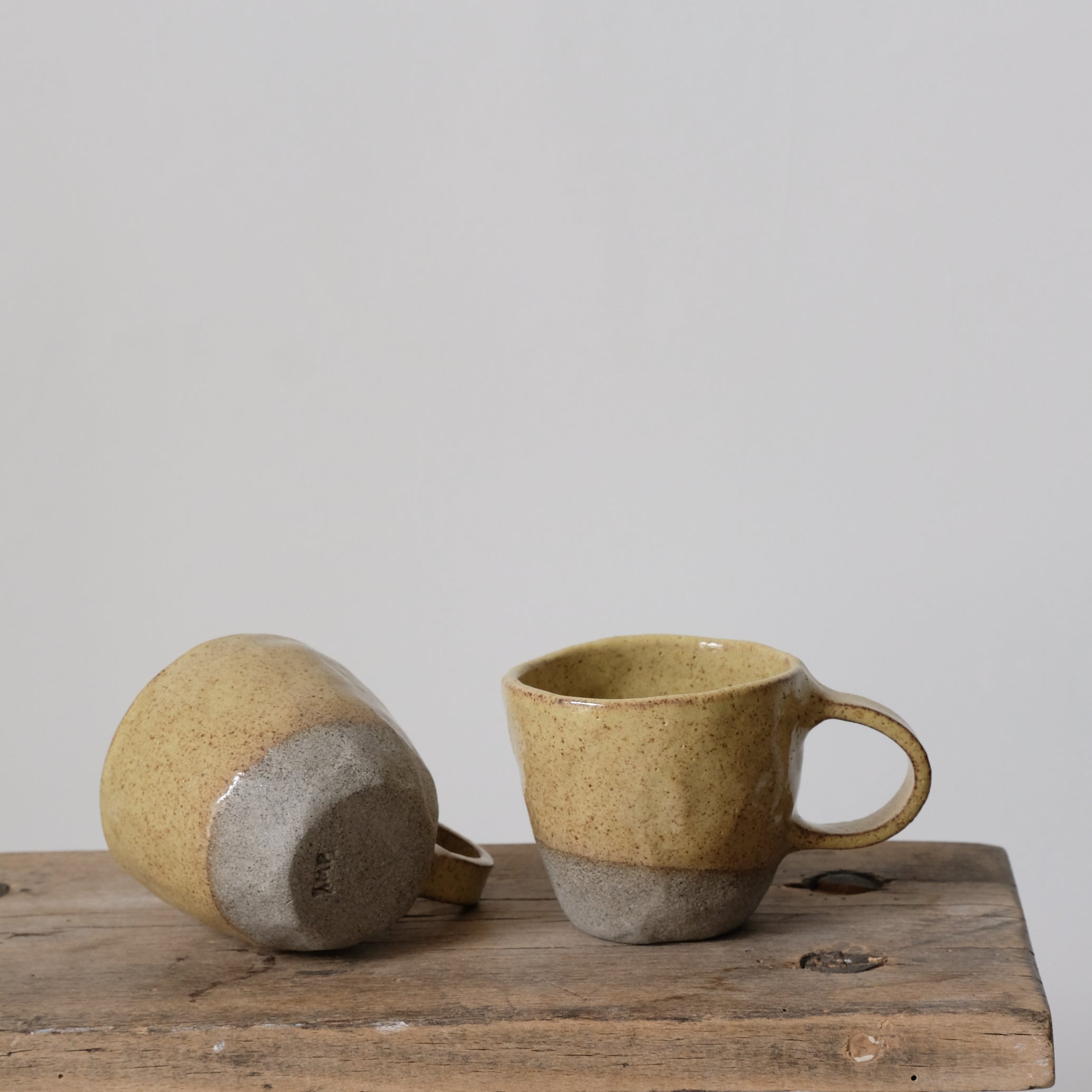 Tasse en grès Jaune ocre d'Anne Marie Peters chez Brutal Ceramics
