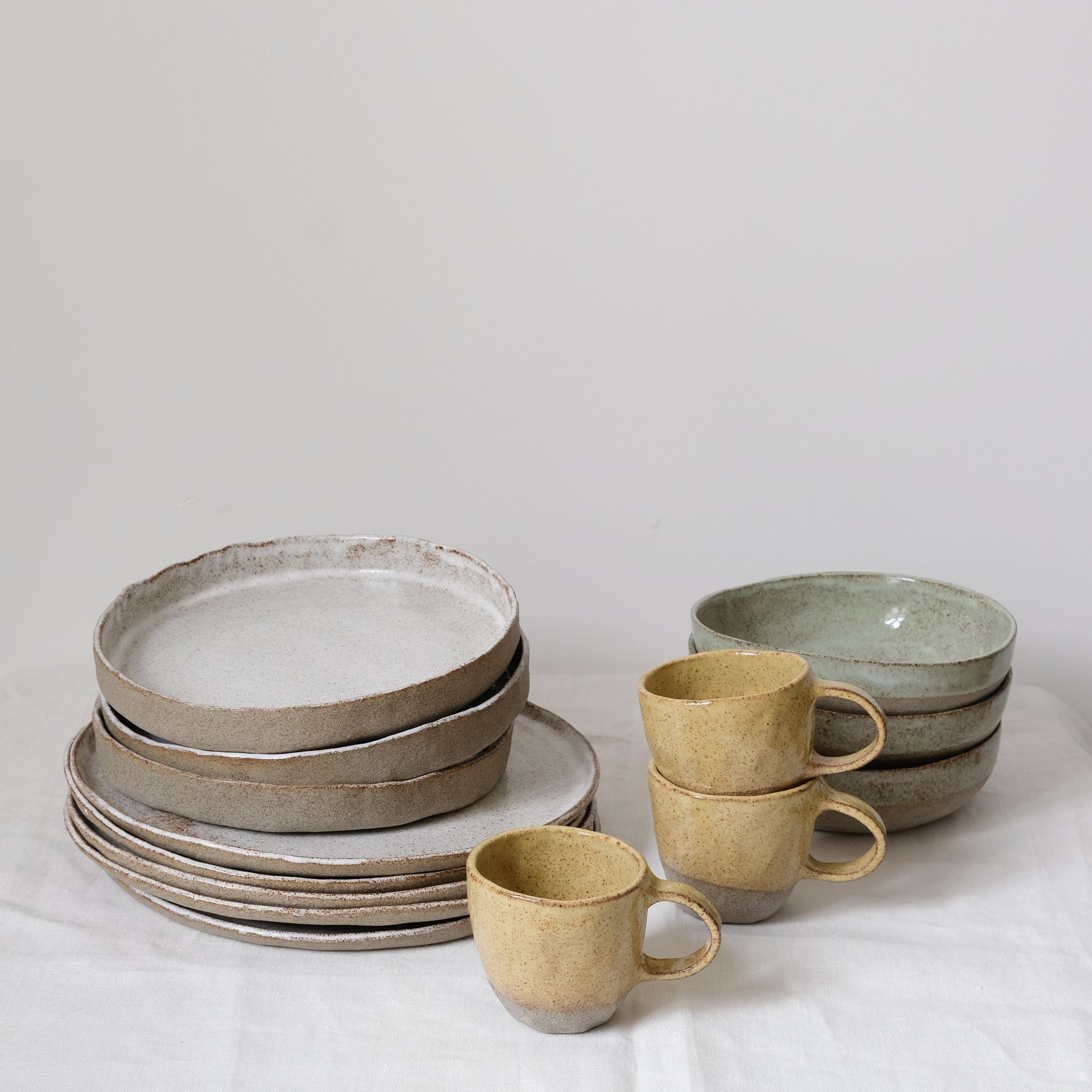 Assiette à bords droits d'Anne Marie Peters chez Brutal Ceramics