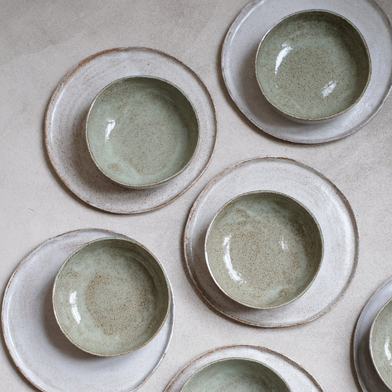 Assiette en grès gris, blanc moucheté d'Anne Marie Peters, Brutal Ceramics