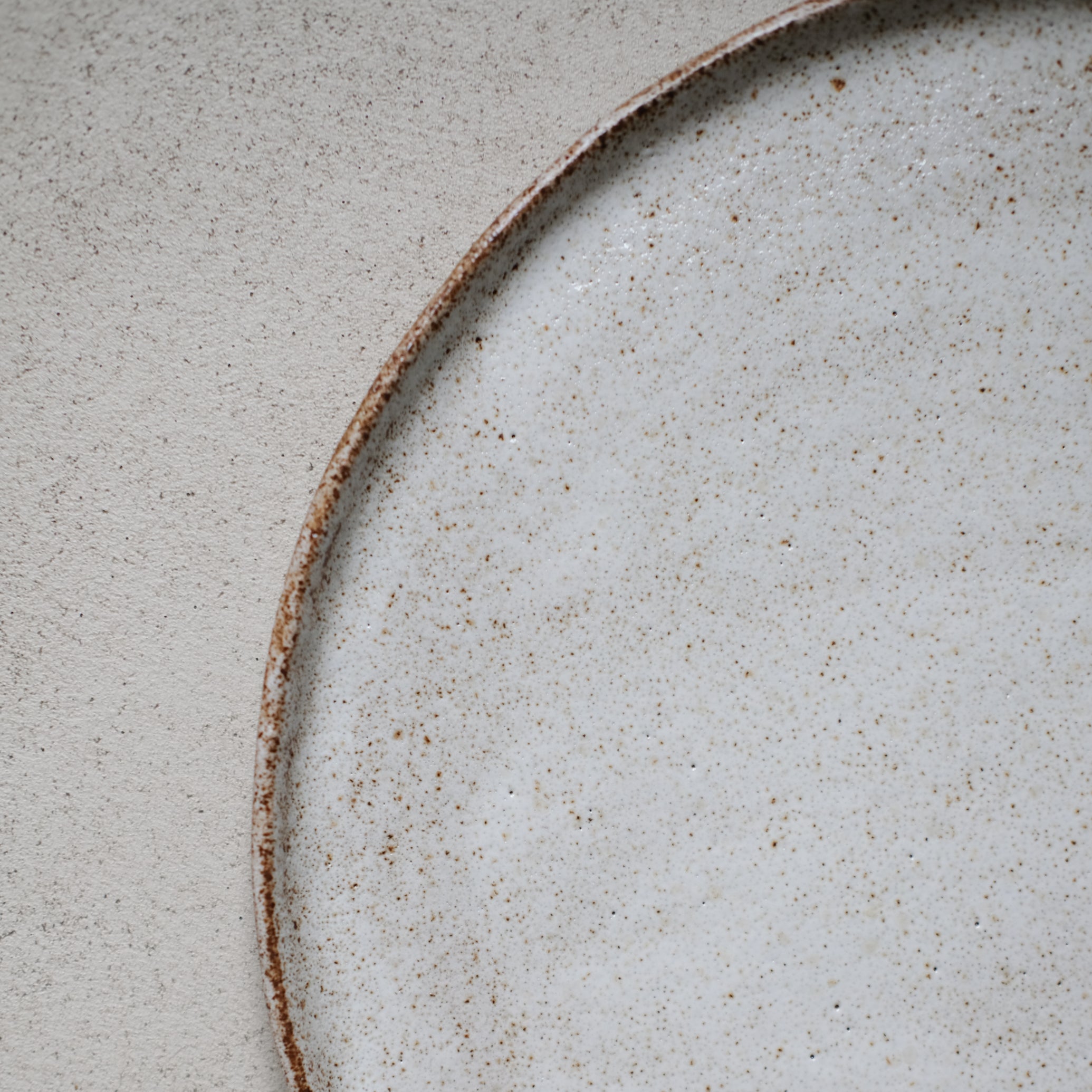 Assiette en grès gris, blanc moucheté d'Anne Marie Peters, Brutal