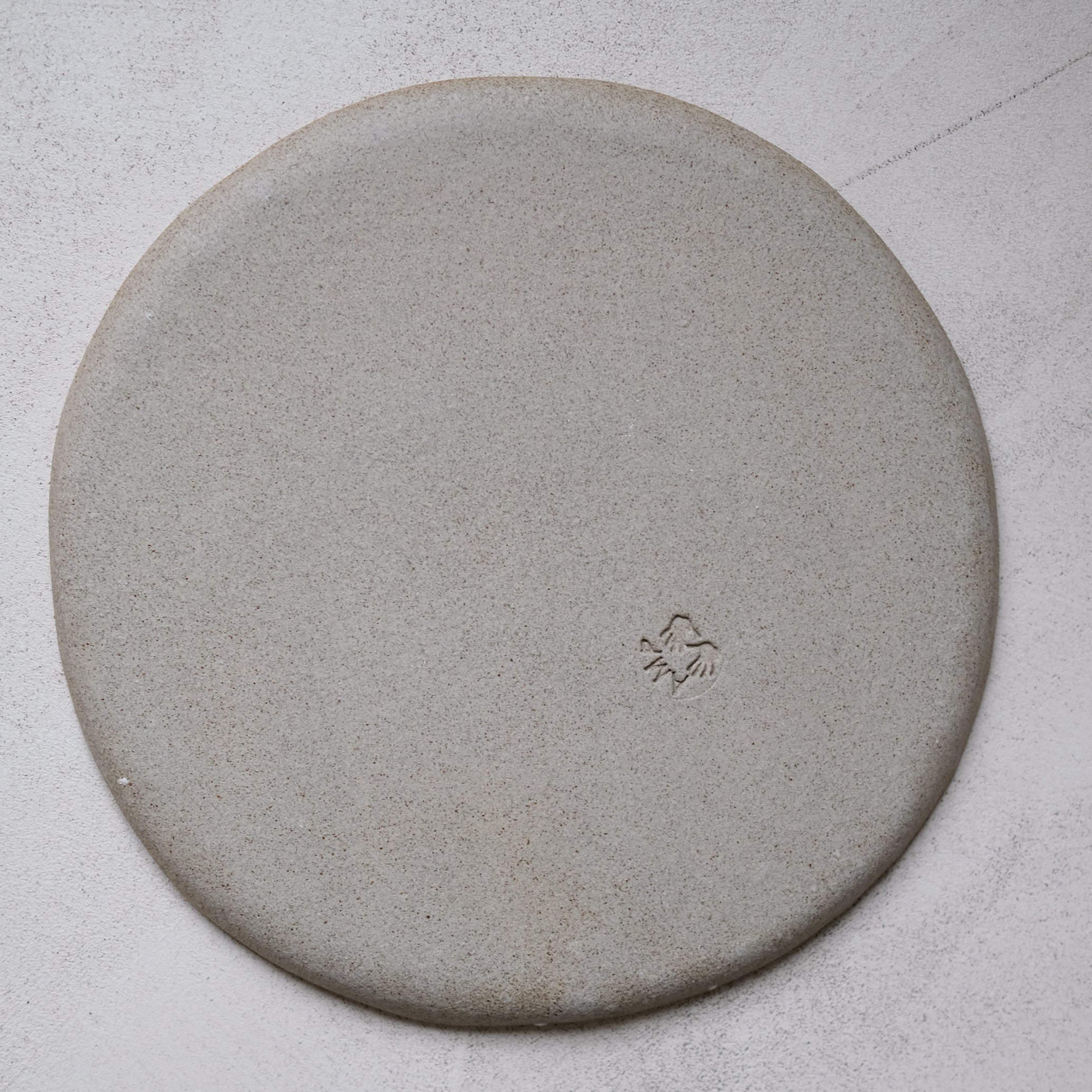 Assiette en grès gris, blanc moucheté d'Anne Marie Peters, Brutal Ceramics