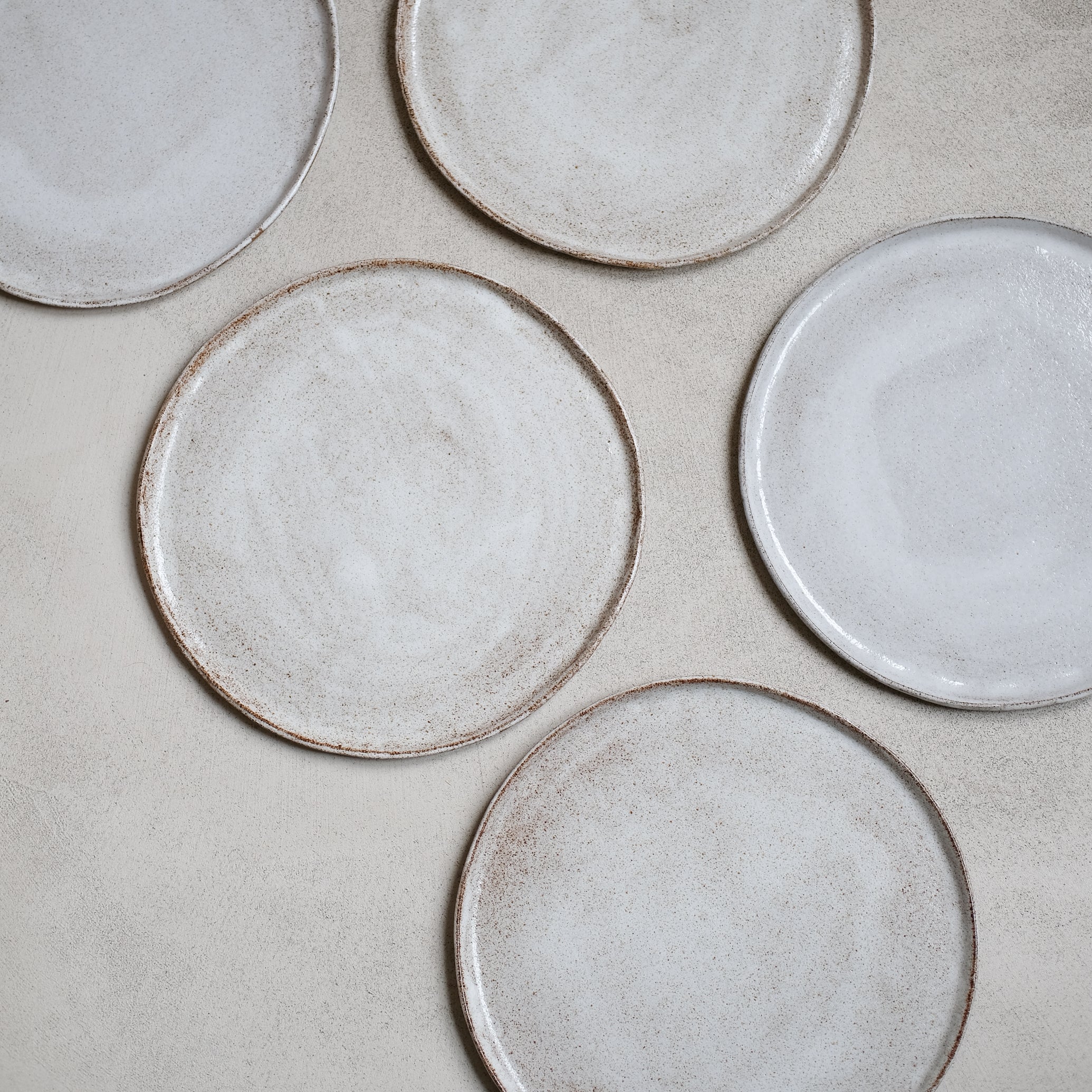 Assiette en grès gris, blanc moucheté d'Anne Marie Peters, Brutal Ceramics