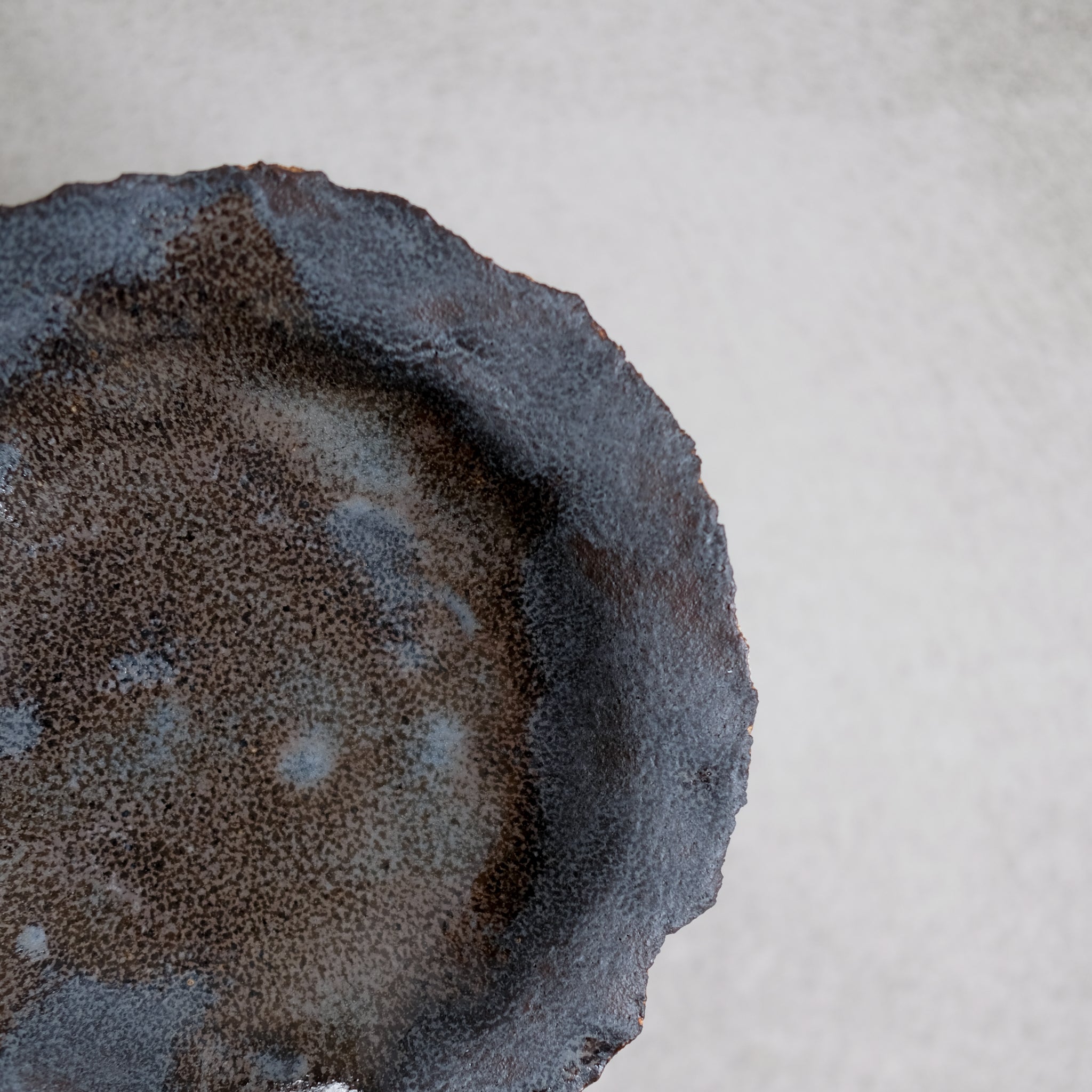 Coupe en grès, noire par Asterisque chez Brutal Ceramics