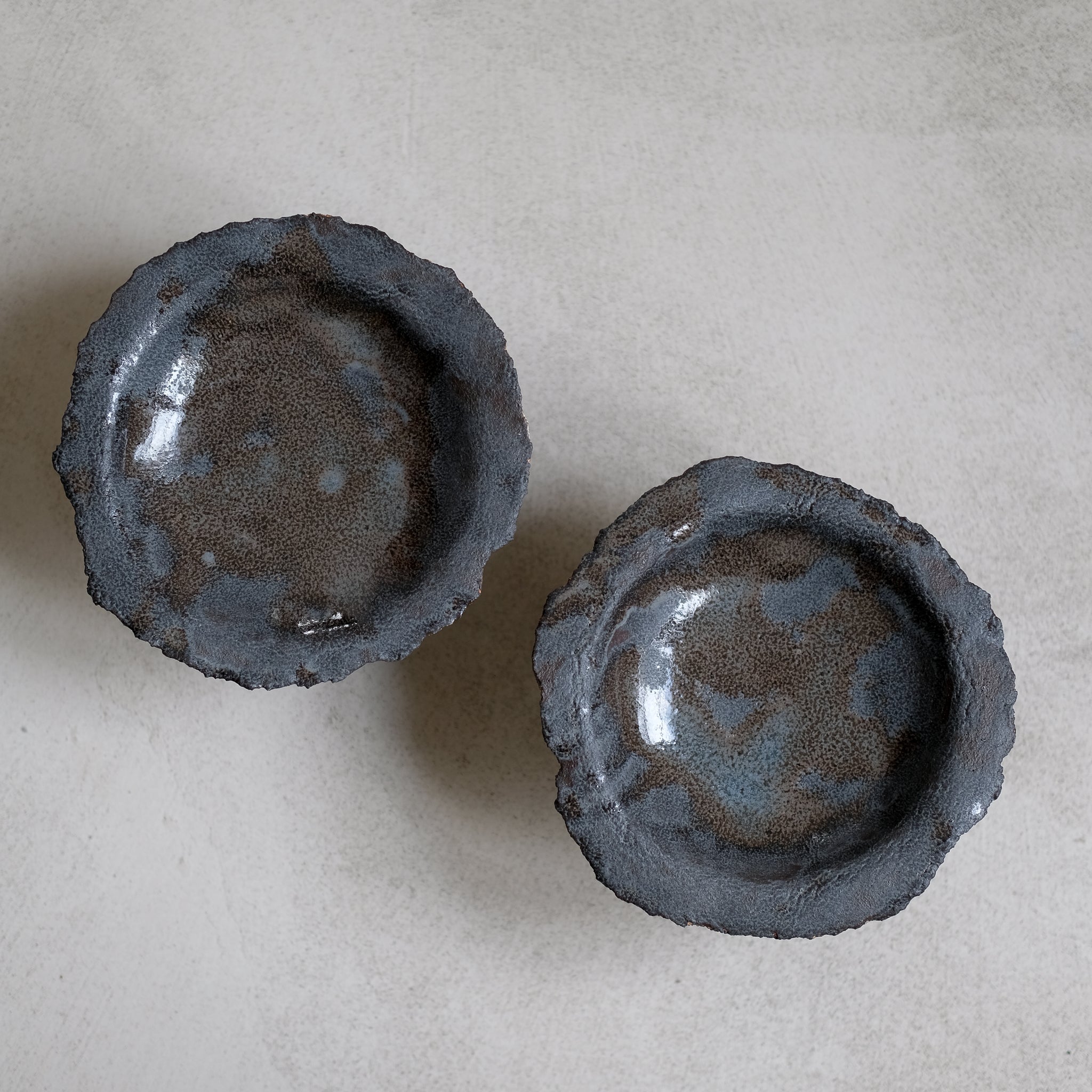 Coupe en grès, noire par Asterisque chez Brutal Ceramics