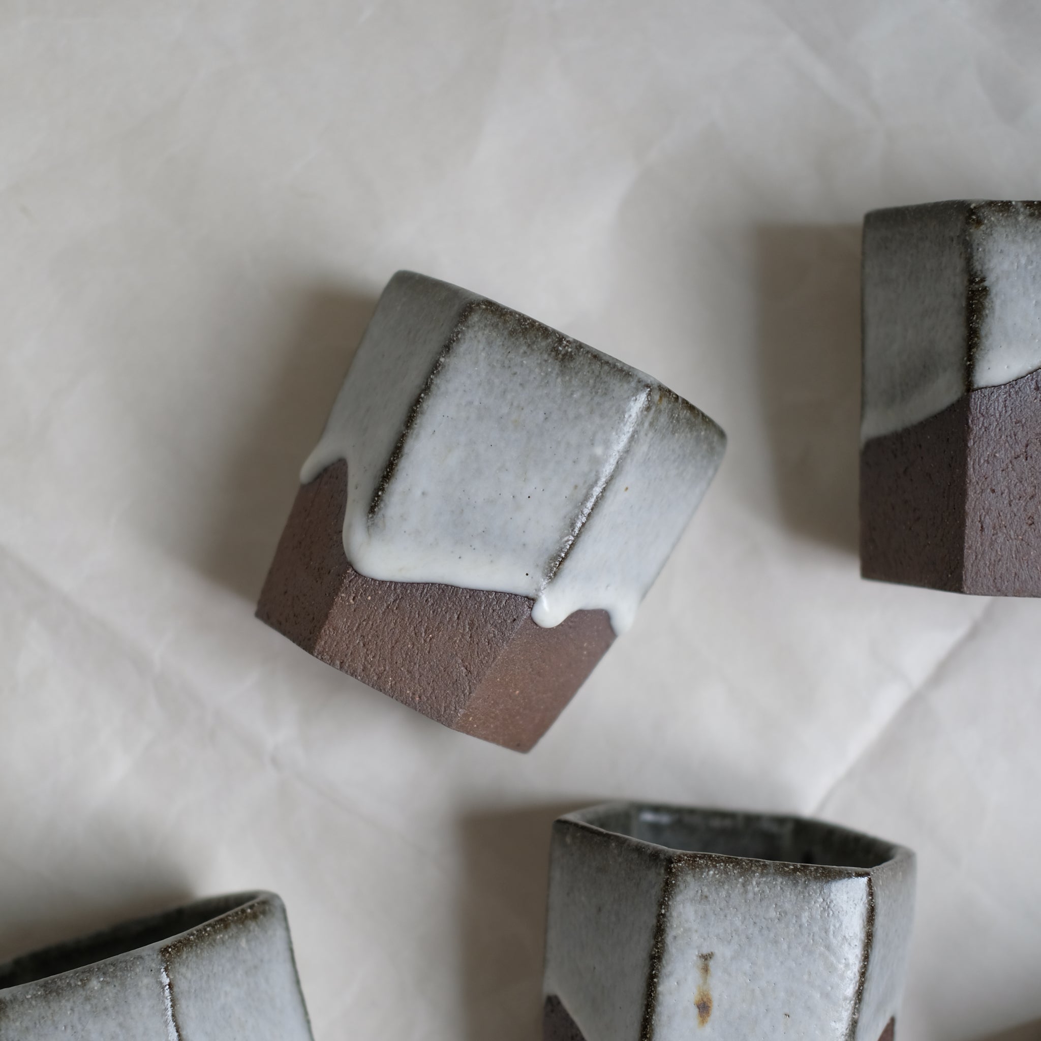 Tasse facettée par le céramiste Benoit Audureau chez Brutal Ceramics