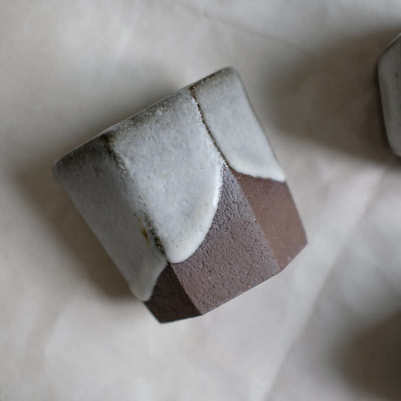 Tasse facettée par le céramiste Benoit Audureau chez Brutal Ceramics