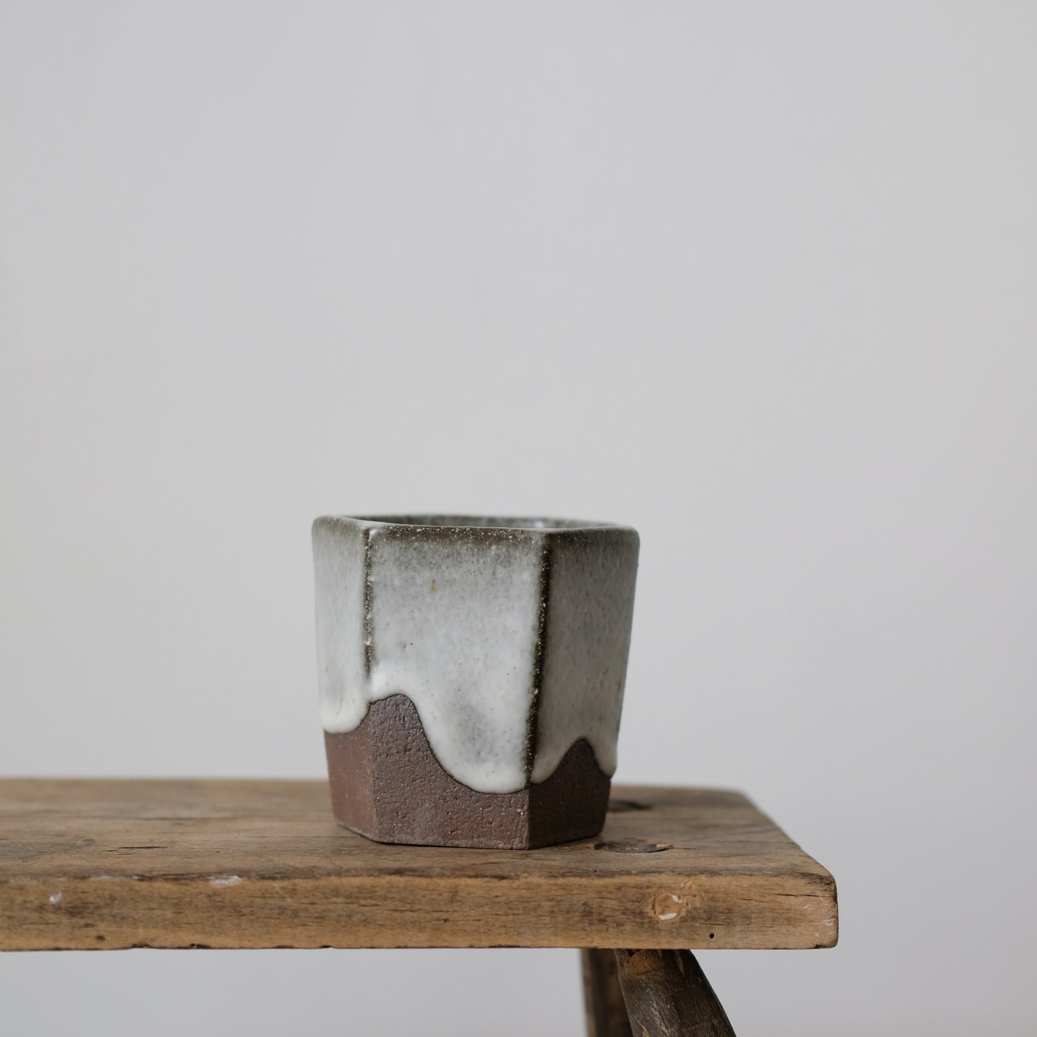 Tasse facettée par le céramiste Benoit Audureau chez Brutal Ceramics