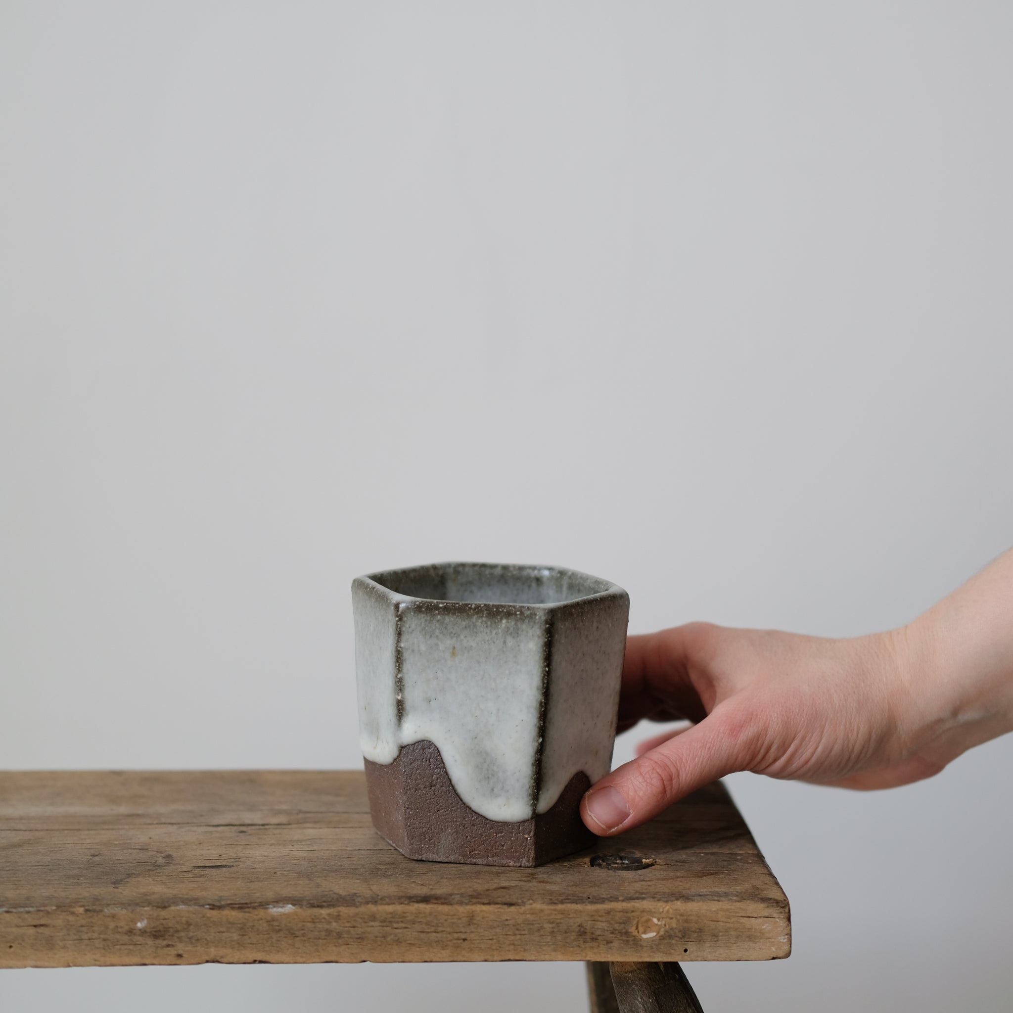 Tasse facettée par le céramiste Benoit Audureau chez Brutal Ceramics