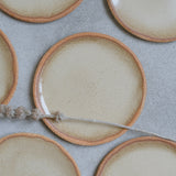 Assiette "Dai" en grès blanc marron clair par Asterisque chez Brutal Ceramics
