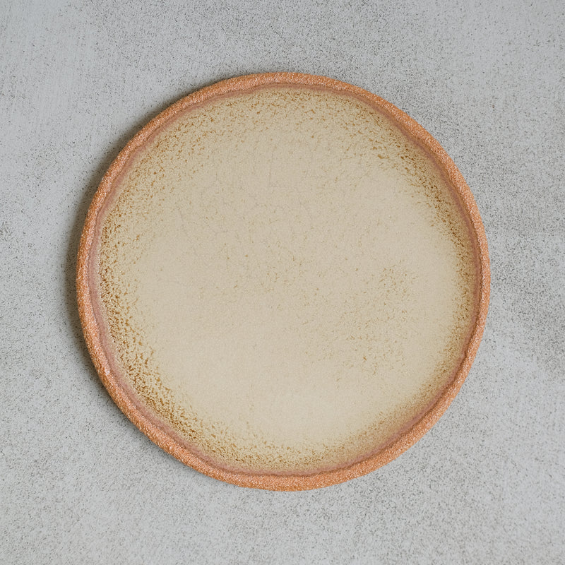 Assiette "Dai" en grès blanc marron clair par Asterisque chez Brutal Ceramics