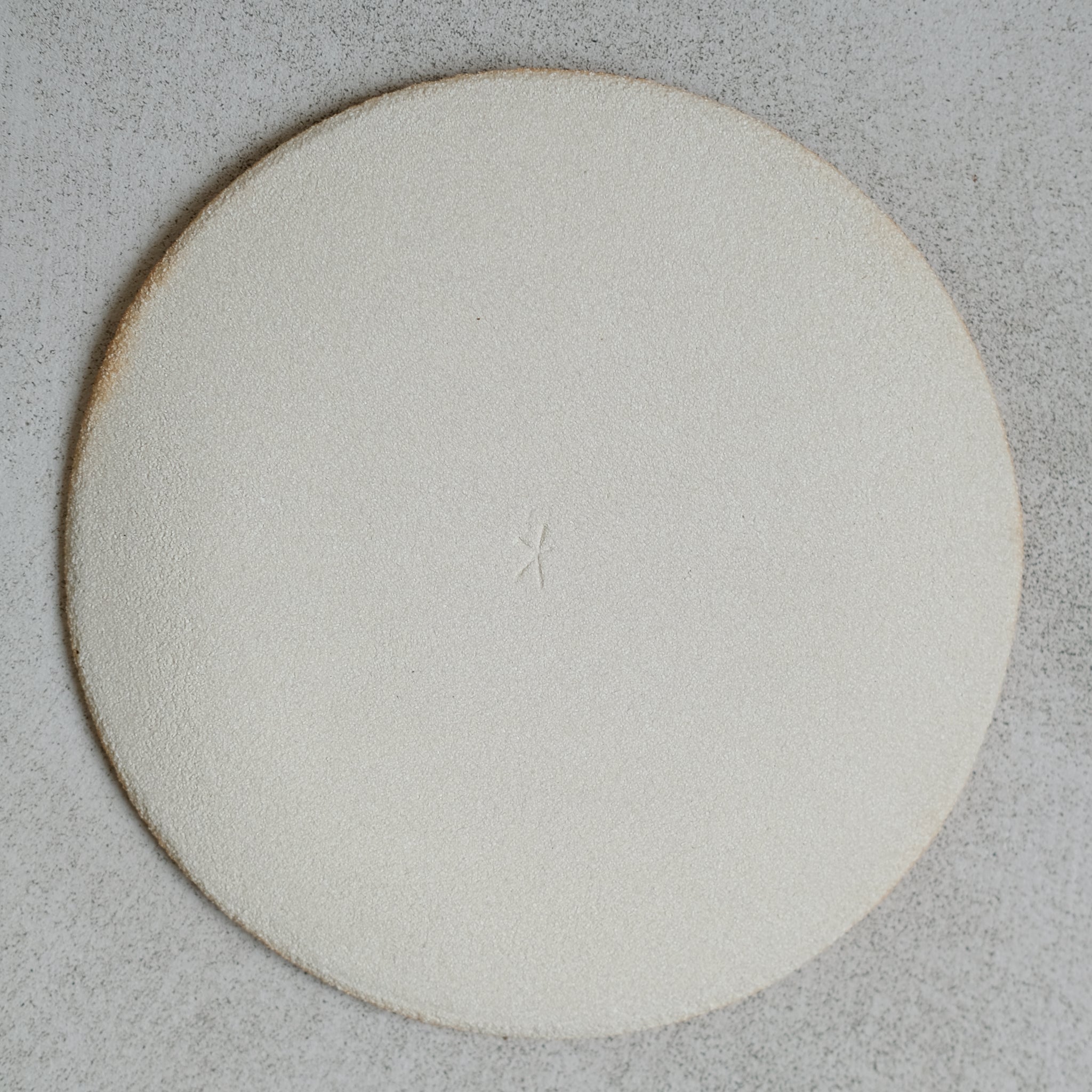 Assiette "Dai" en grès blanc marron clair par Asterisque chez Brutal Ceramics