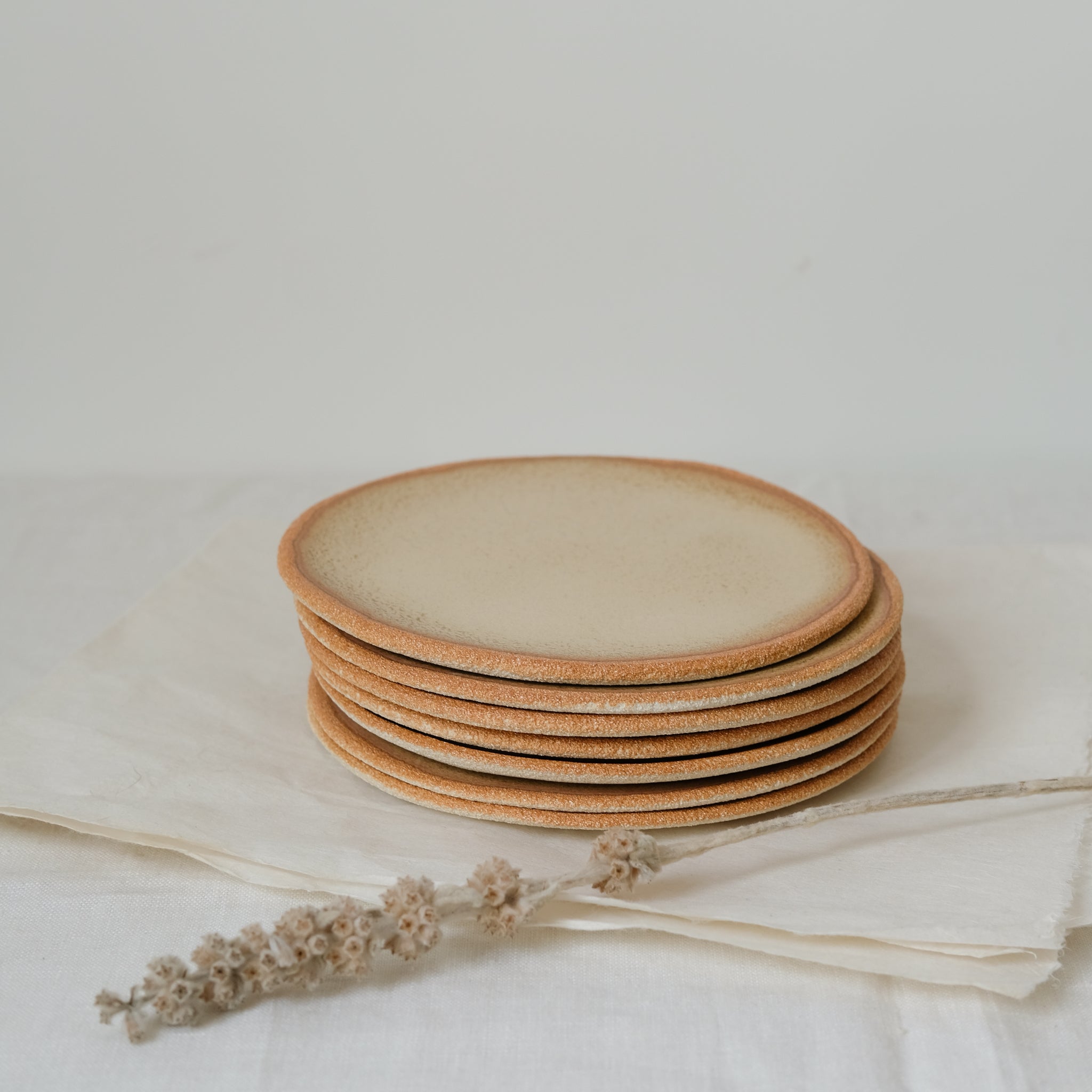 Assiette "Dai" en grès blanc marron clair par Asterisque chez Brutal Ceramics