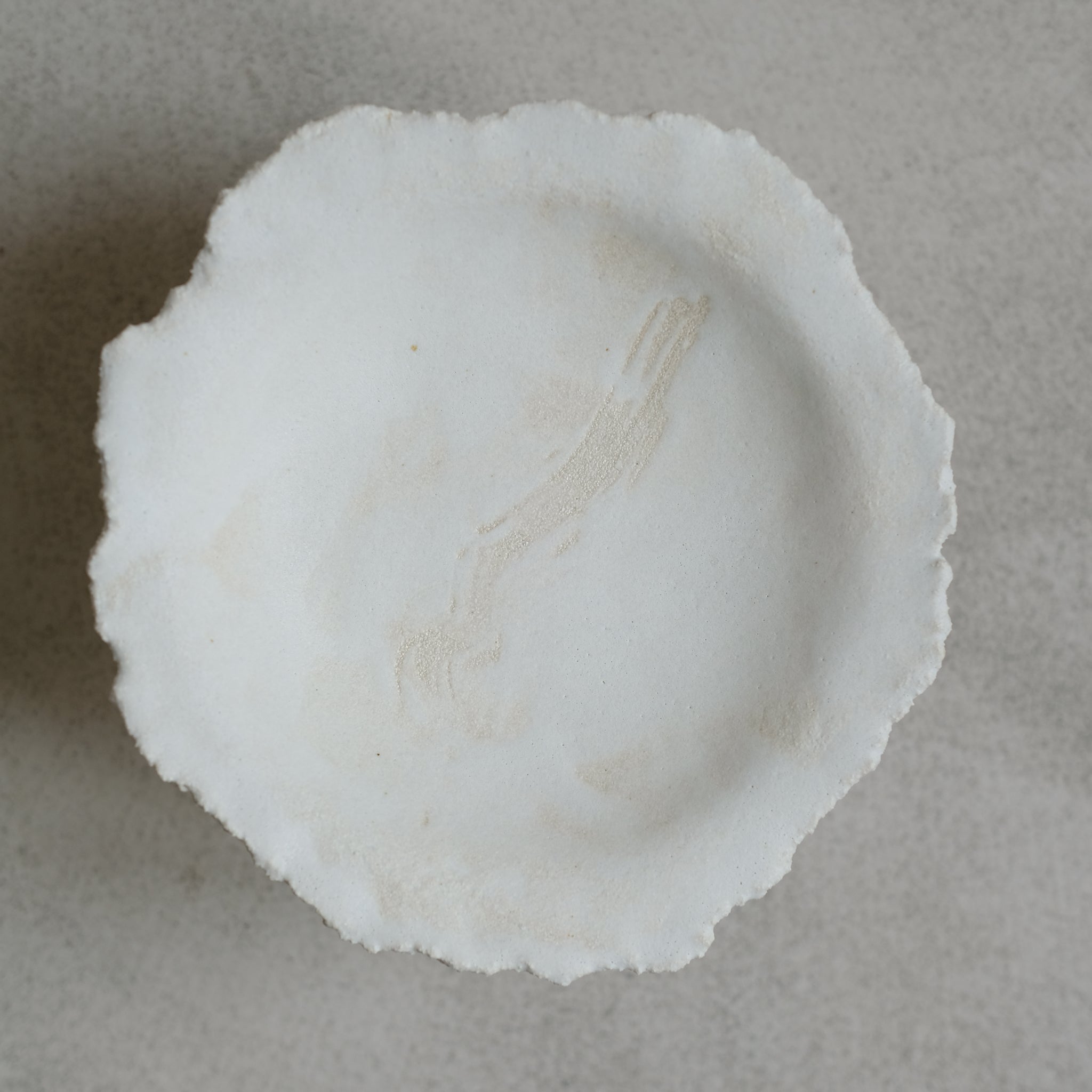 Coupe en grès blanc par Asterisque chez Brutal Ceramics