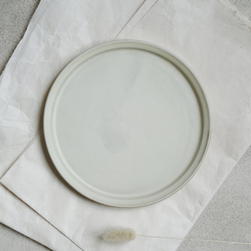 Assiette Blanc cassé d'Atelier Epiney chez Brutal Ceramics