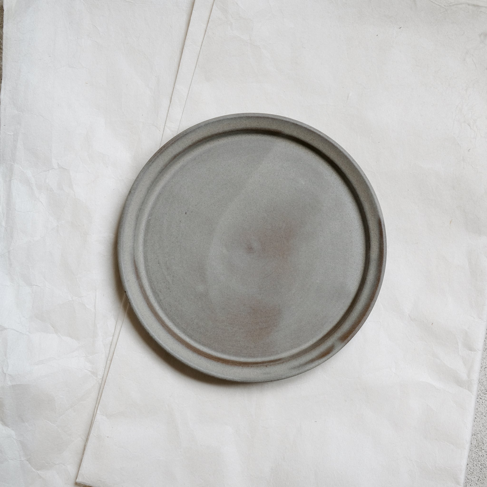 Assiette ardoise d'Atelier Epiney chez Brutal Ceramics
