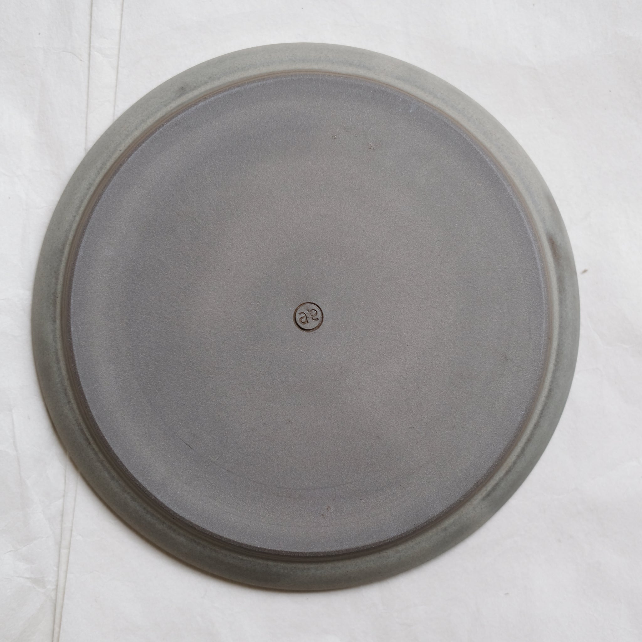 Assiette ardoise d'Atelier Epiney chez Brutal Ceramics