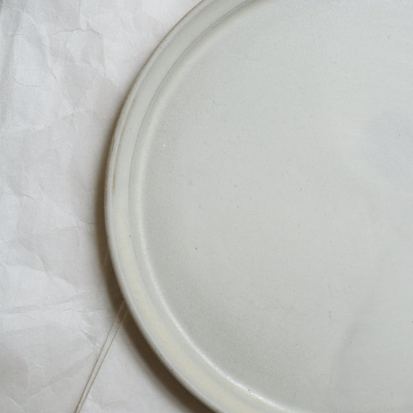 Assiette Blanc cassé d'Atelier Epiney chez Brutal Ceramics
